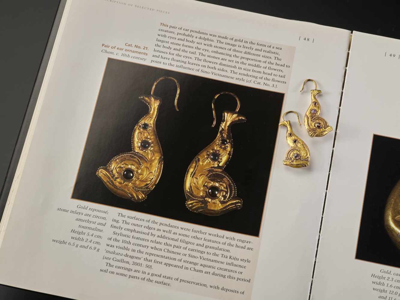 A PAIR OF CHAM REPOUSSÉ GOLD EAR ORNAMENTS Champa, c. 10th century. The earrings crafted in the form - Image 2 of 6