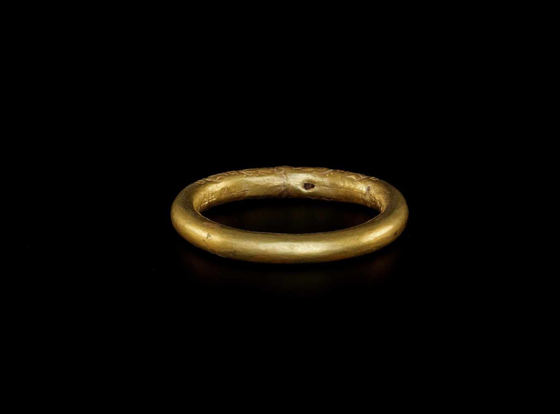 A HOLLOW KHMER REPOUSSÉ GOLD BANGLE Khmer Empire, pre-Angkor, 8th – 10th century. The hollow gold - Bild 4 aus 4