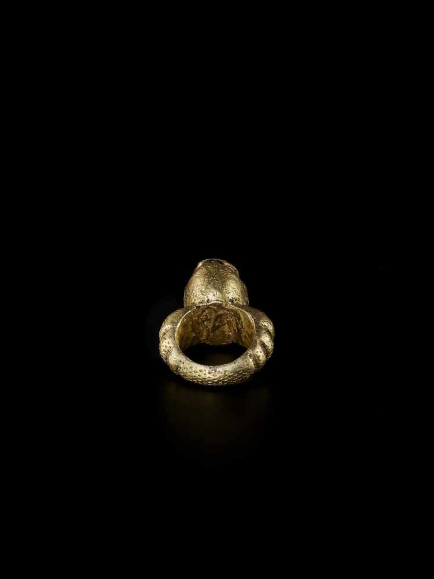 A LARGE AND MASSIVE CHAM GOLD RING Champa, c. 9th – 10th century. The massive gold ring with side - Bild 2 aus 5