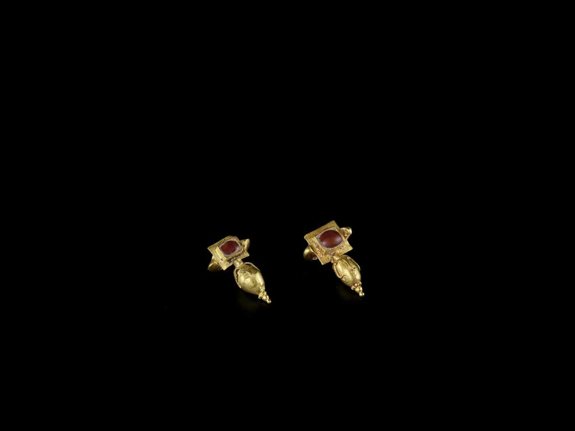 A PAIR OF CHAM GOLD EAR ORNAMENTS WITH RED GEMSTONES Champa, 12th – 14th century. Each earring is - Image 5 of 6