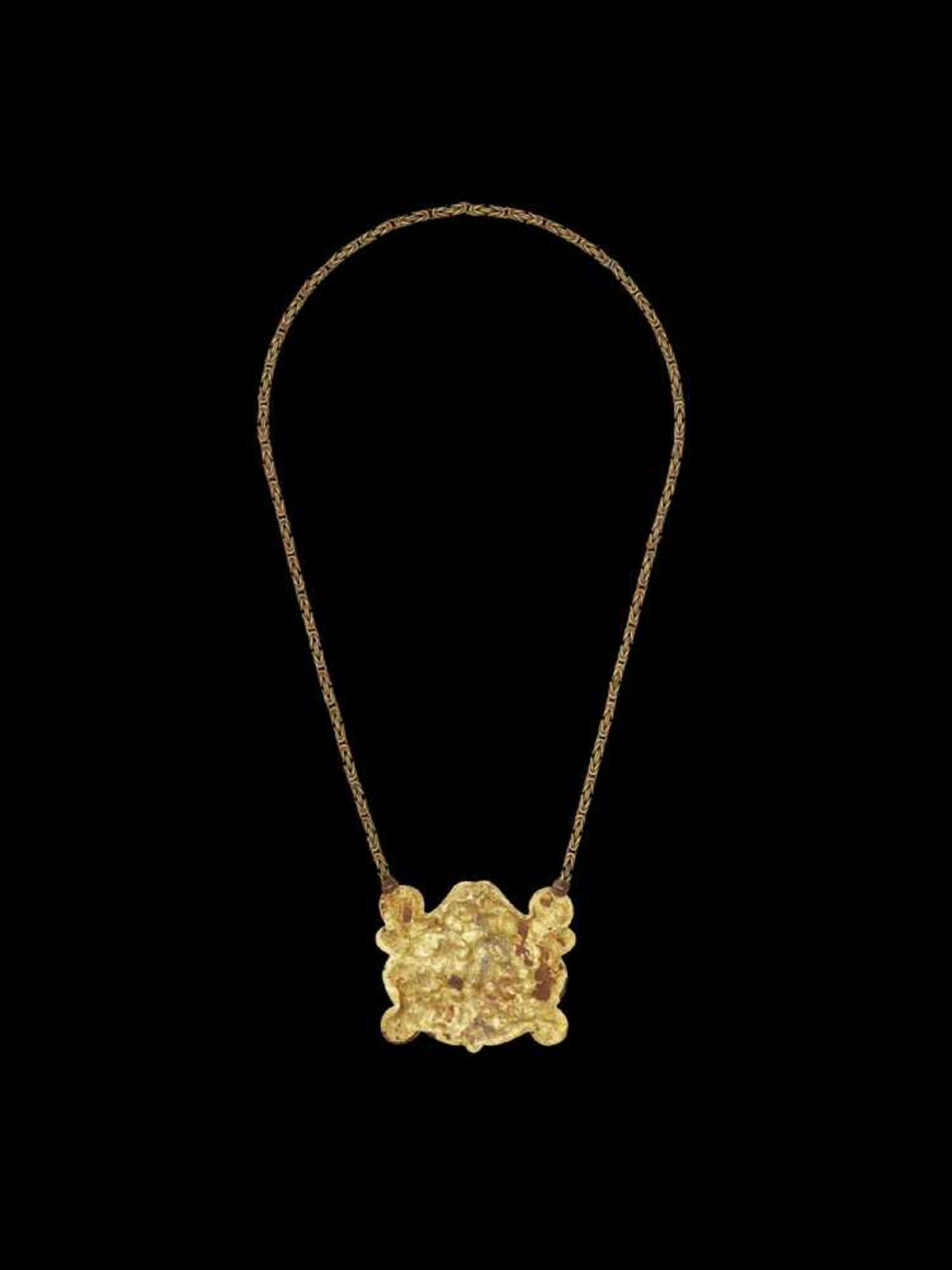 A CHAM GOLD NECKLACE WITH A FINE REPOUSSÉ GOLD PECTORAL DEPICTING SHIVA Central Cham kingdom, most - Bild 3 aus 4