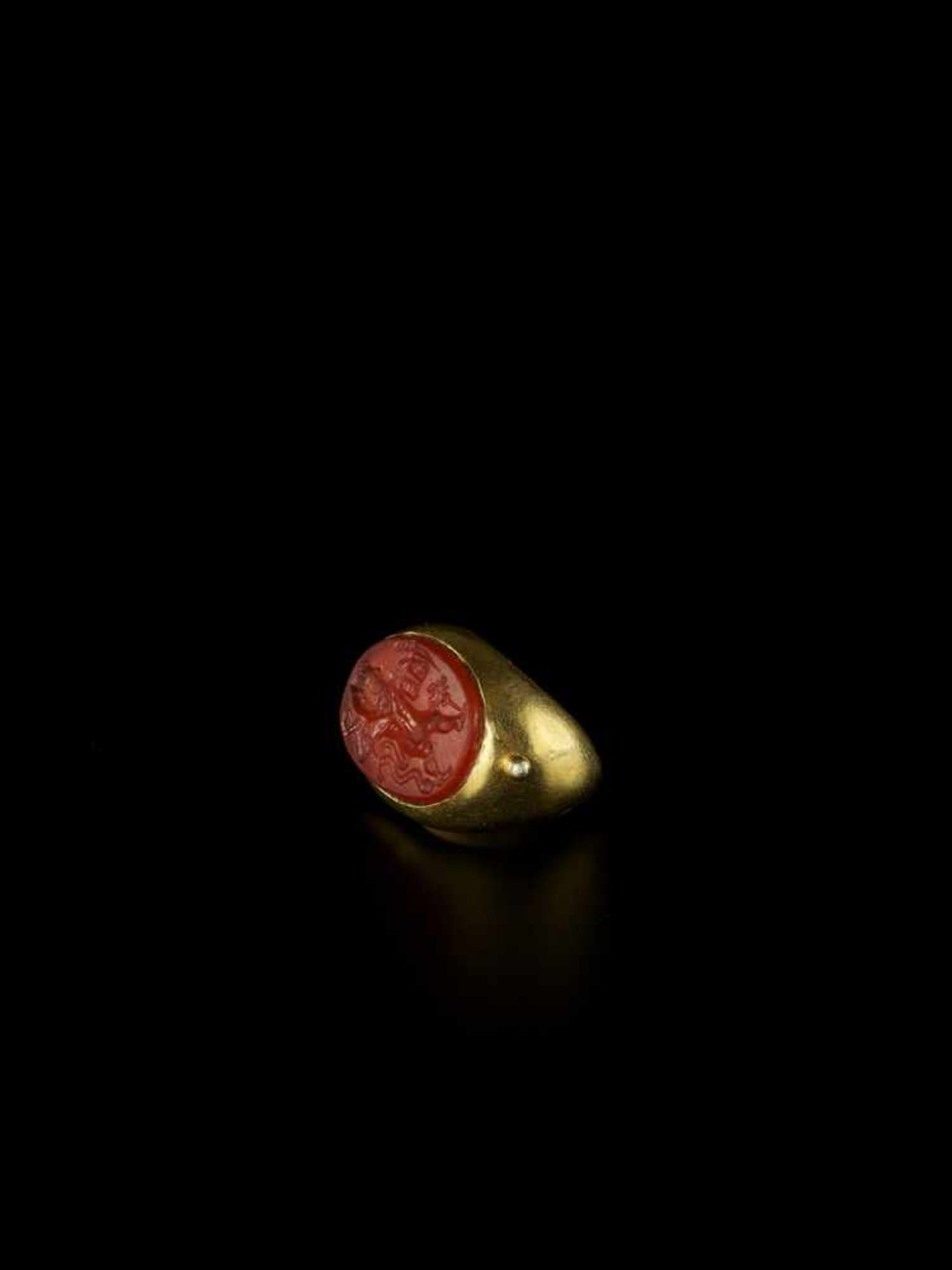 A MASSIVE CHAM GOLD RING WITH A LARGE RED CARNELIAN INTAGLIO Champa, c. 9th – 10th century. The - Bild 2 aus 7