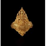 AN IMPRESSIVE SIAMESE GOLD ARMLET FOR A ROYAL DANCER DEPICTING A KINNARI Kingdom of Siam, 18th –