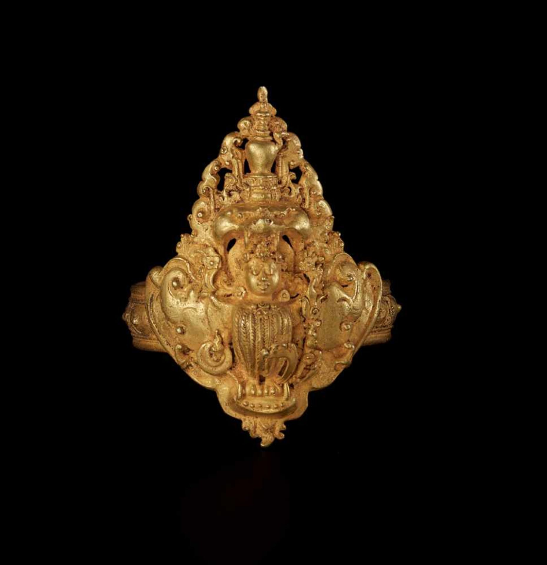 AN IMPRESSIVE SIAMESE GOLD ARMLET FOR A ROYAL DANCER DEPICTING A KINNARI Kingdom of Siam, 18th –