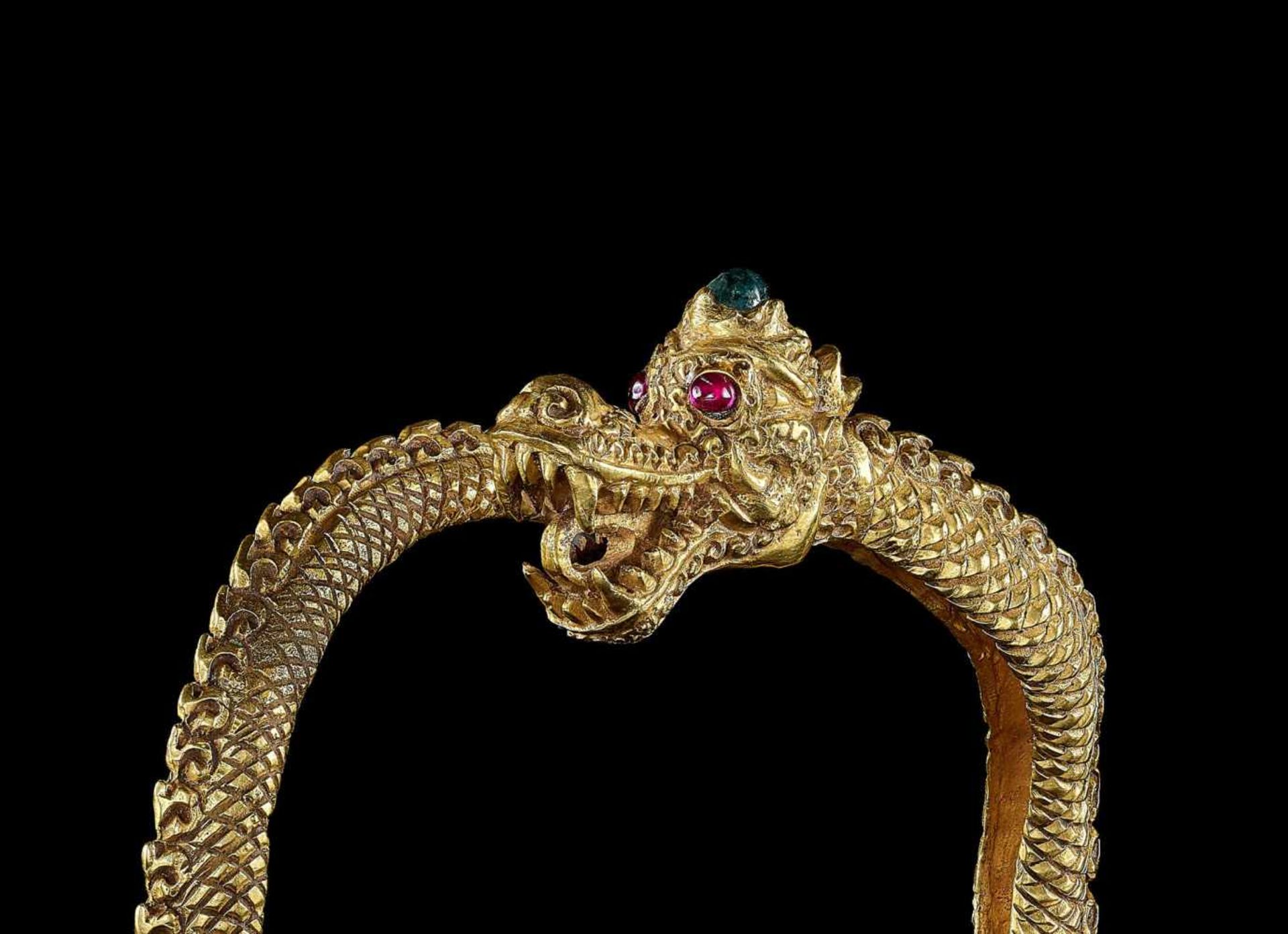 A GOLD DRAGON BANGLE WITH RUBY EYES AND A GREEN GEMSTONE Malaysia, c. 18th – 19th century. An - Image 6 of 6