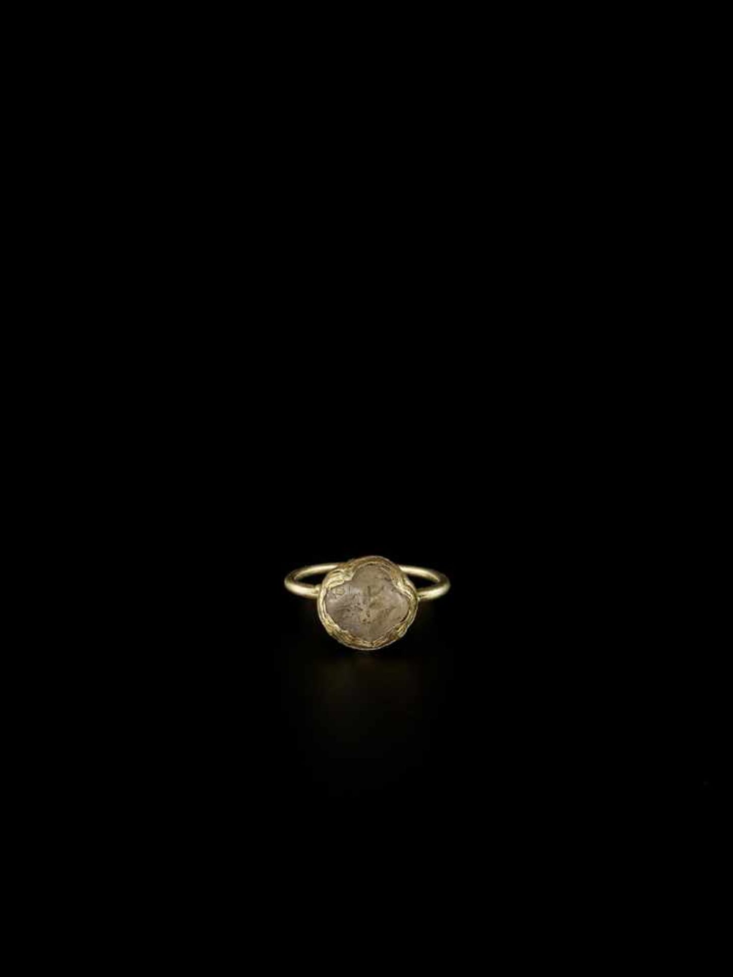 A CHAM GOLD RING WITH A QUARTZ CRYSTAL Champa, c. 10th – 12th century. The delicate gold ring set - Bild 2 aus 4
