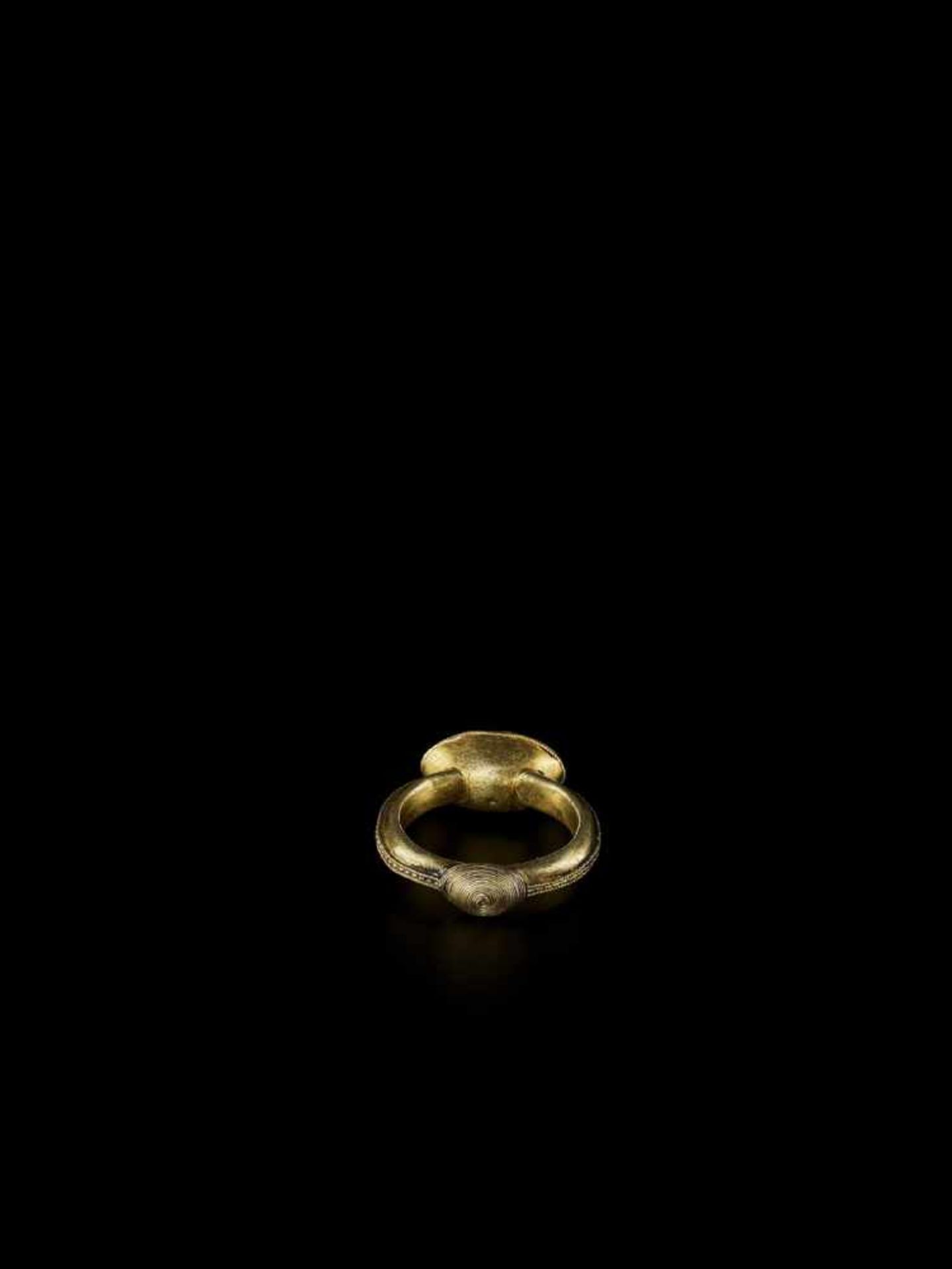 AN ATTRACTIVE GOLD RING WITH EYE AGATE Pakistan, 19th – 20th century. The ring top set with an agate - Bild 3 aus 6