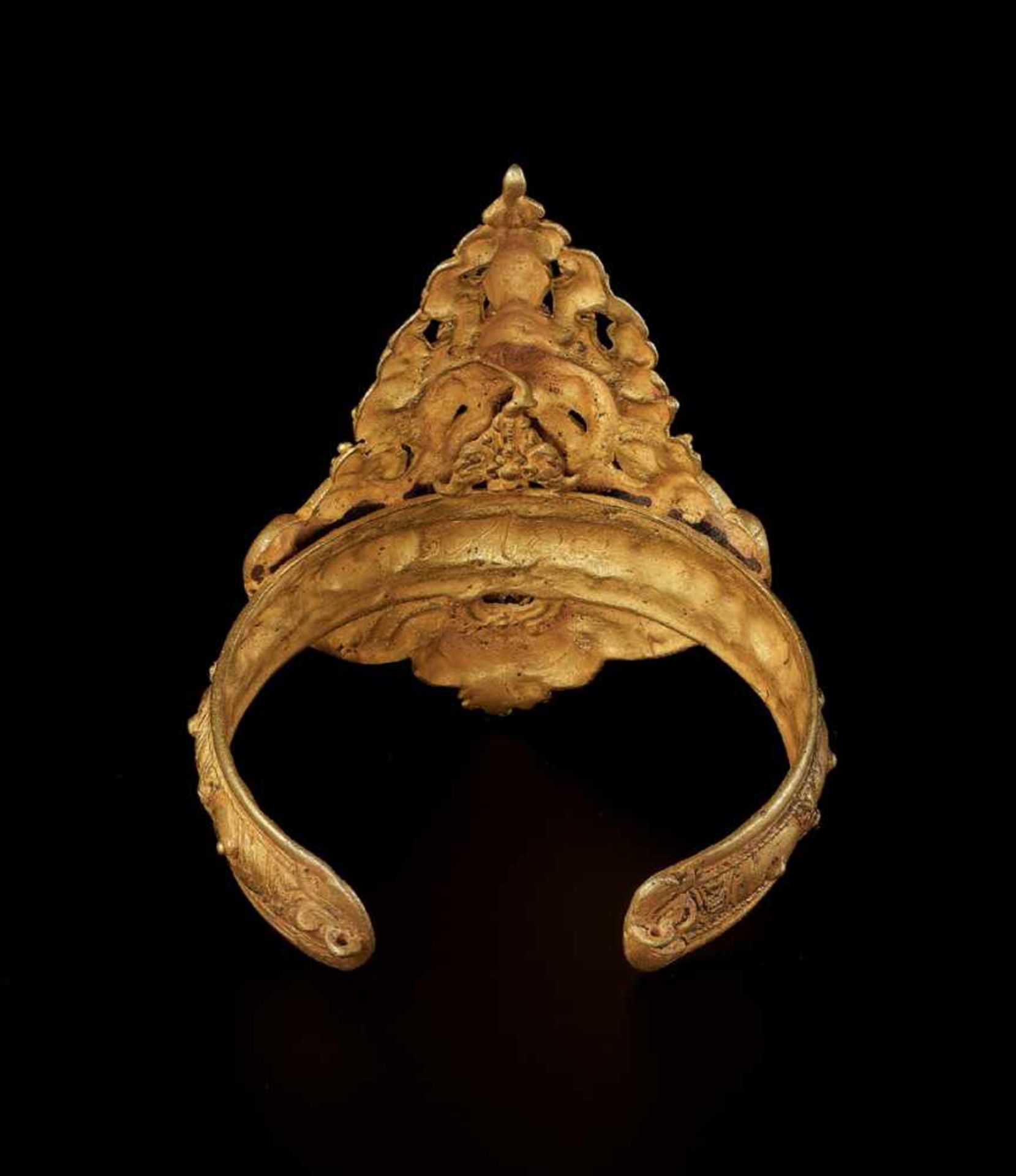 AN IMPRESSIVE SIAMESE GOLD ARMLET FOR A ROYAL DANCER DEPICTING A KINNARI Kingdom of Siam, 18th – - Image 3 of 5