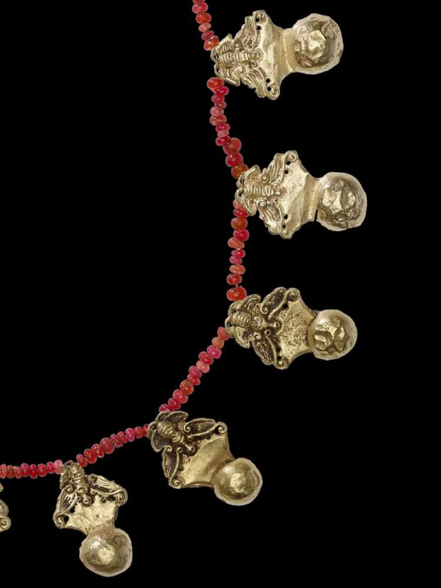 A NECKLACE WITH GOLD BUTTERFLY ORNAMENTS AND RED GLASS BEADS Northern Vietnam, first half of the - Bild 2 aus 3