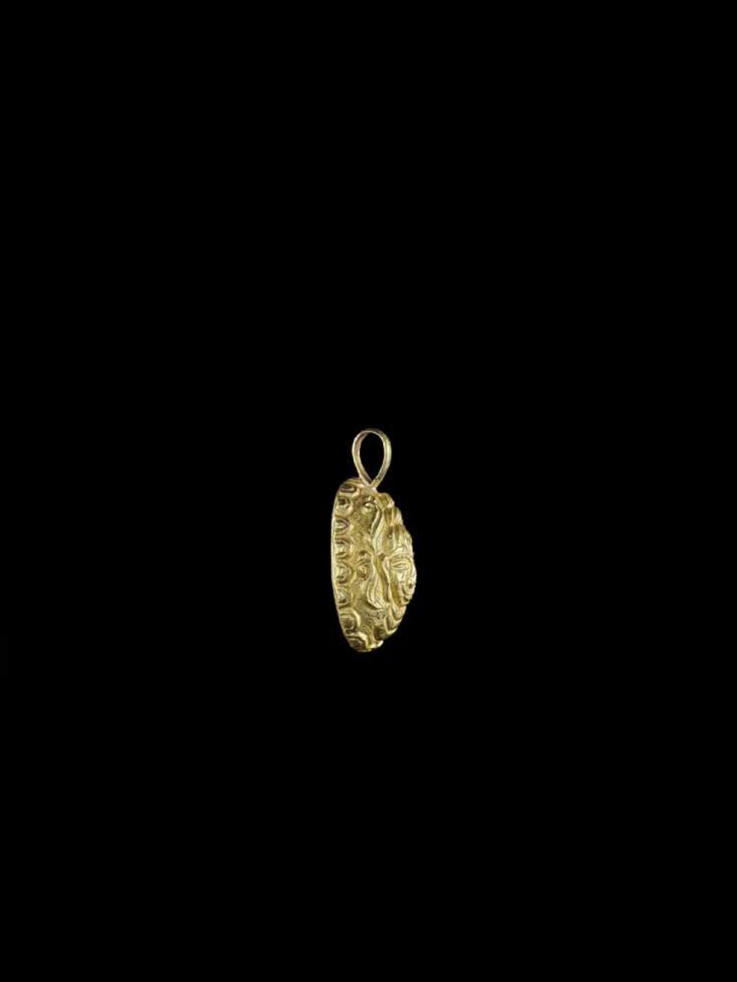 A CHAM GOLD PENDANT WITH STONE INTAGLIO DEPICTING SHIVA AND A HINDU DEITY Champa, early classical - Bild 5 aus 6