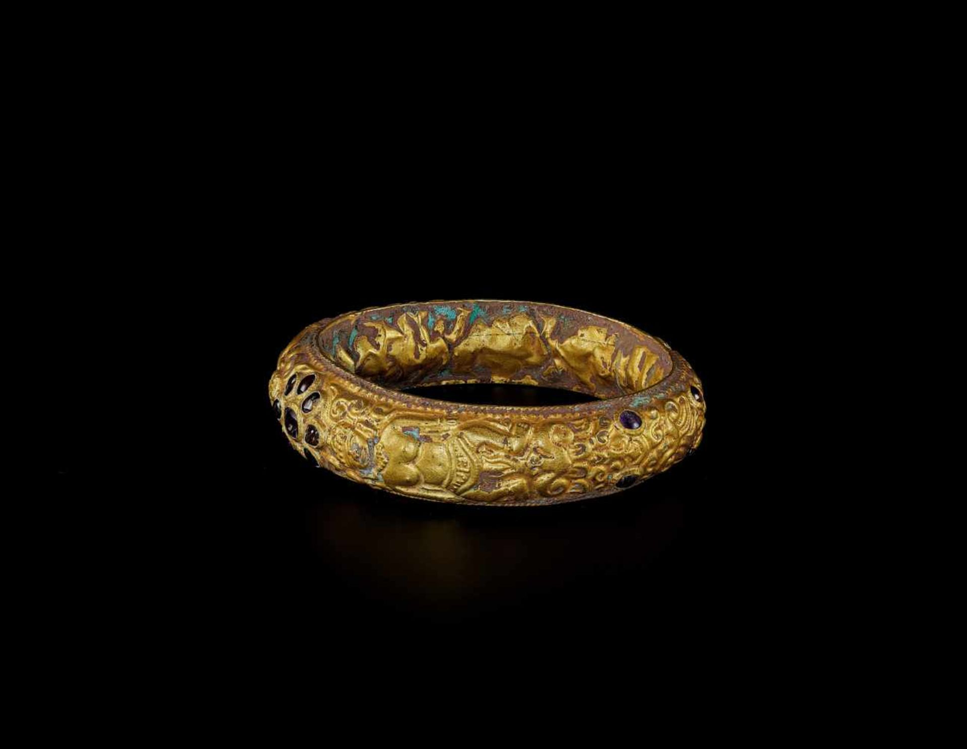 A CHAM REPOUSSÉ GOLD BRACELET WITH GEMSTONE FLOWERS AND HINDU GODDESSES Champa, classical period, - Image 6 of 6