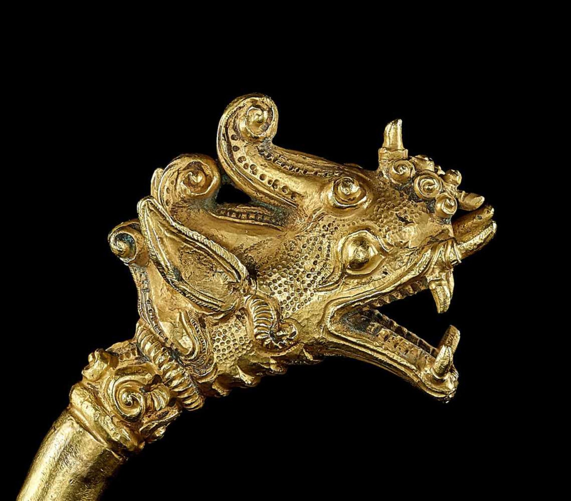 AN IMPRESSIVE MANDALAY GOLD BANGLE WITH A DRAGON AND A LOTUS FLOWER Myanmar, 20th century. The lower - Image 5 of 5