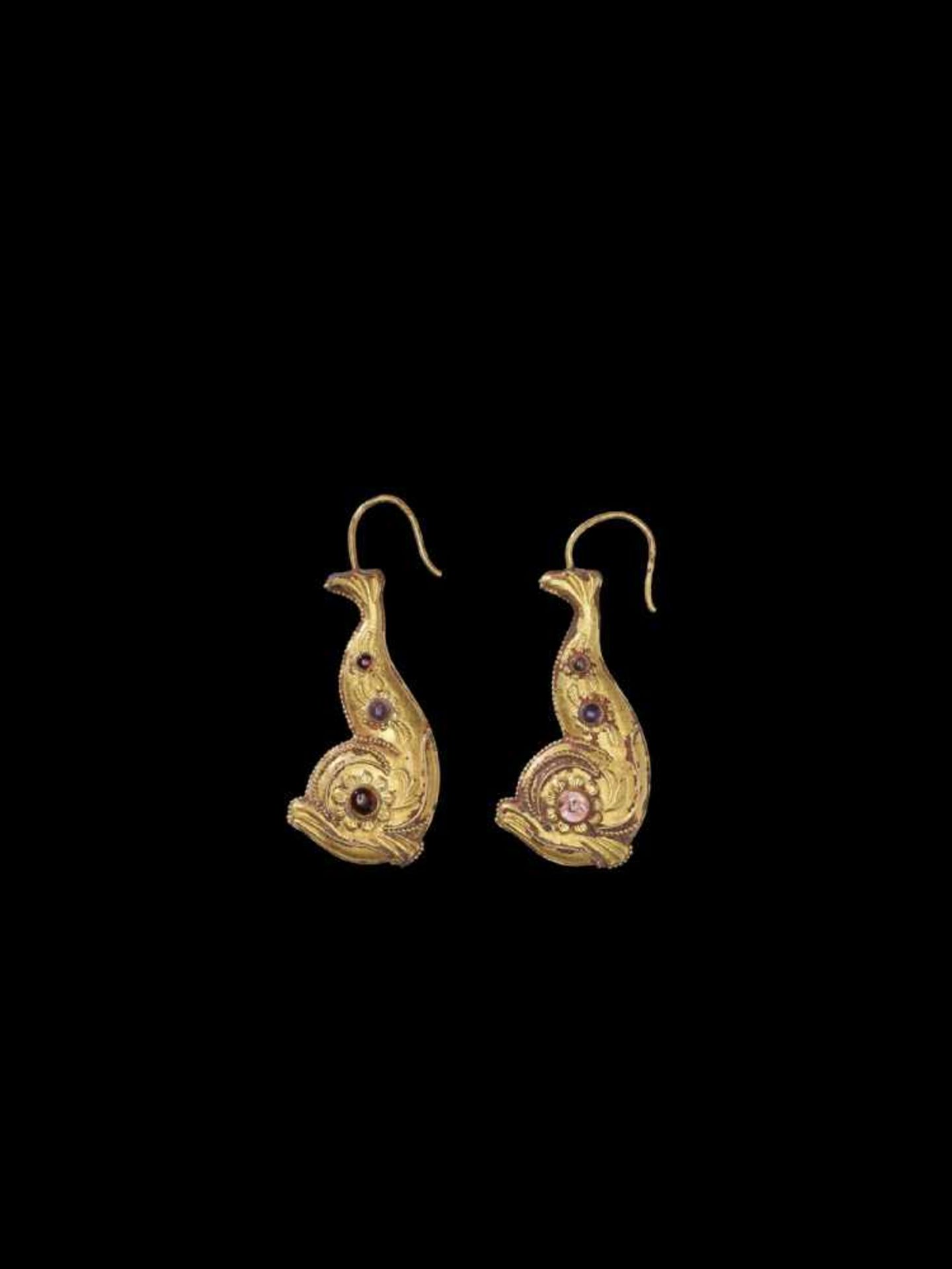 A PAIR OF CHAM REPOUSSÉ GOLD EAR ORNAMENTS Champa, c. 10th century. The earrings crafted in the form - Image 4 of 6