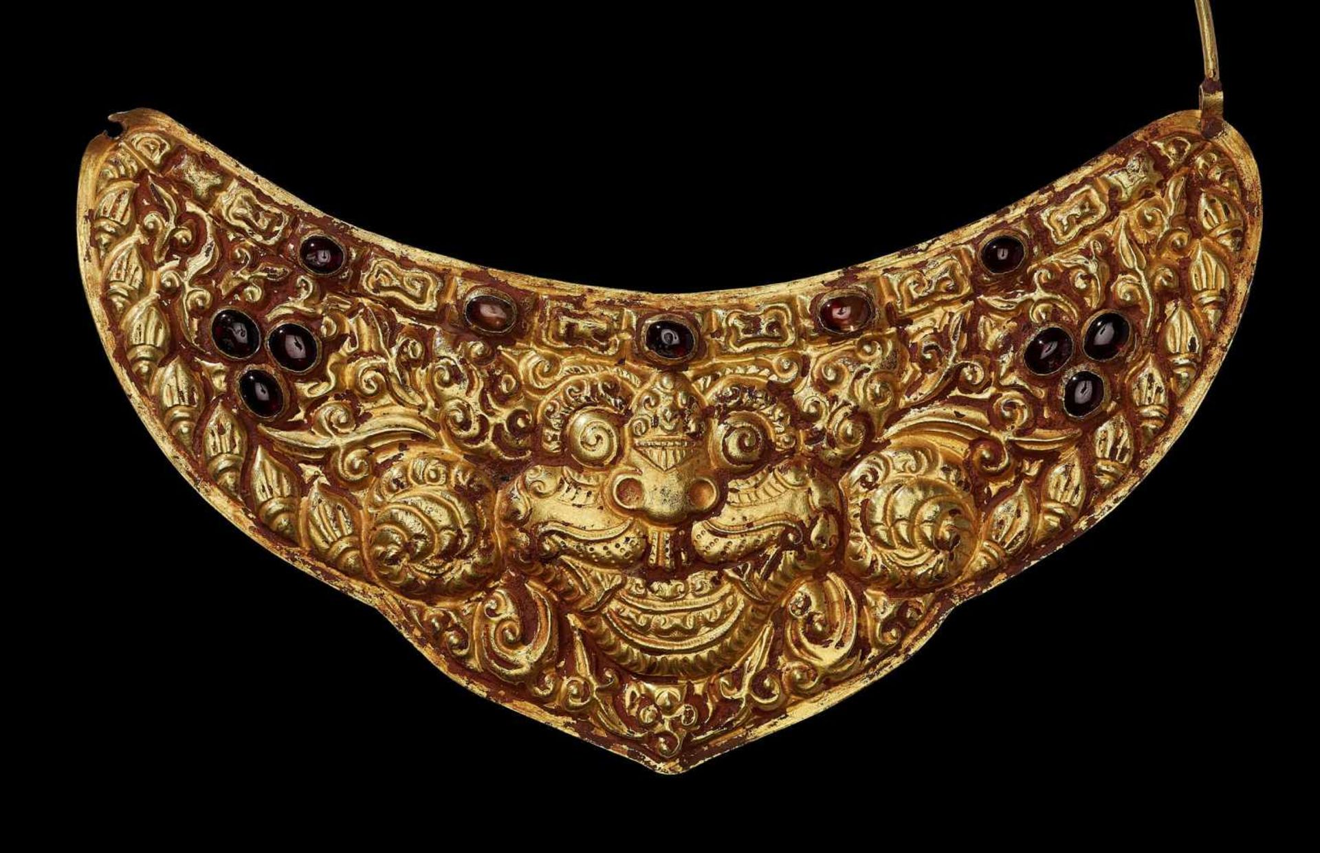 A CHAM GOLD NECKLACE WITH A CRESCENT MOON PECTORAL DEPICTING KALA Central Cham kingdom, classical - Image 4 of 4