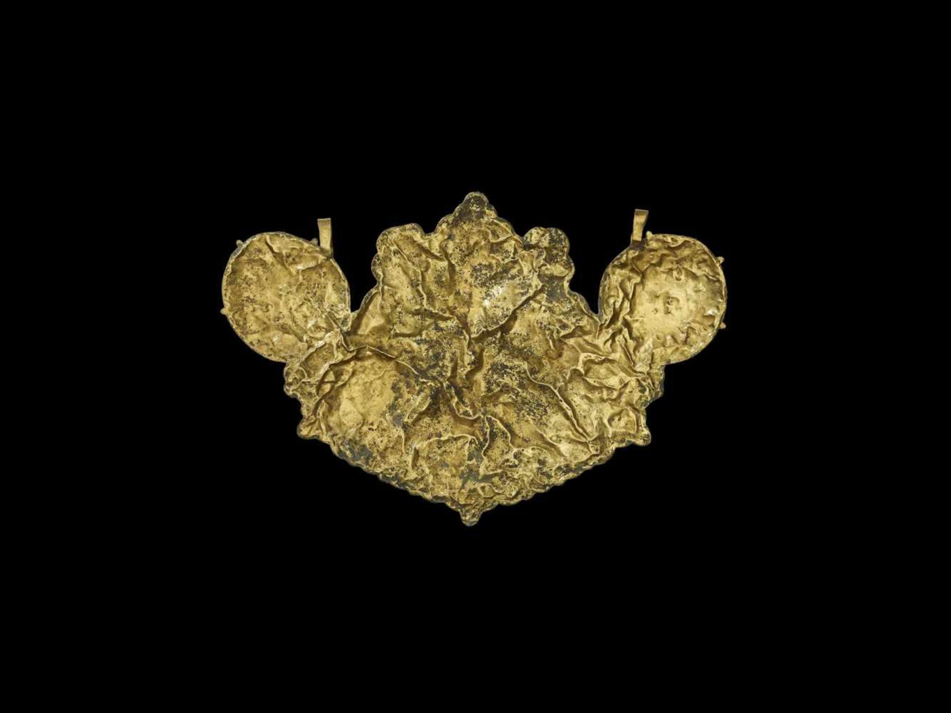 A CHAM REPOUSSÉ GOLD PECTORAL OF UMA WITH LOTUS BUDS Central Cham kingdom, classical period, - Image 3 of 5