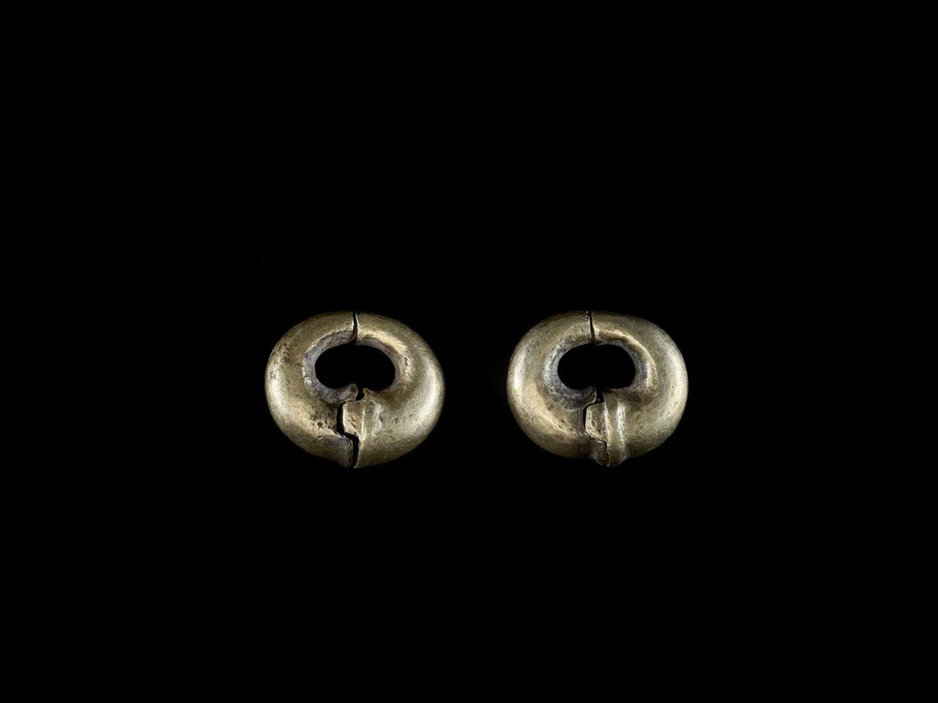 A PAIR OF GOLD EAR ORNAMENTS, ÓC EO CULTURE Óc Eo Culture, Mekong Delta, 3rd – 7th century. The - Image 3 of 3