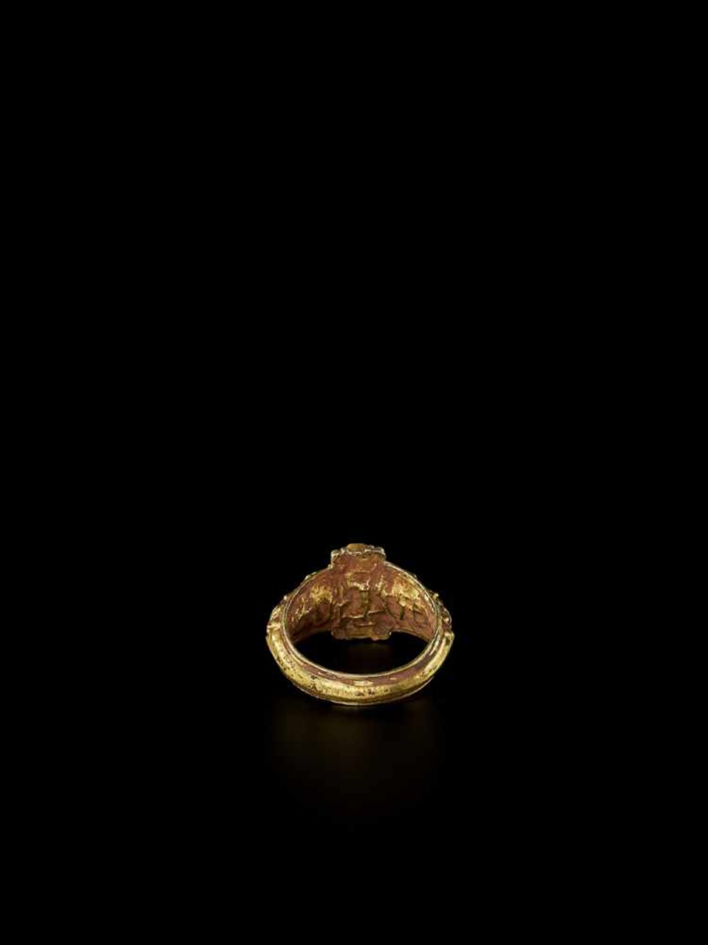 A CHAM REPOUSSÉ GOLD RING WITH AMETHYSTS Champa, c. 10th – 12th century. The richly decorated ring - Bild 3 aus 5