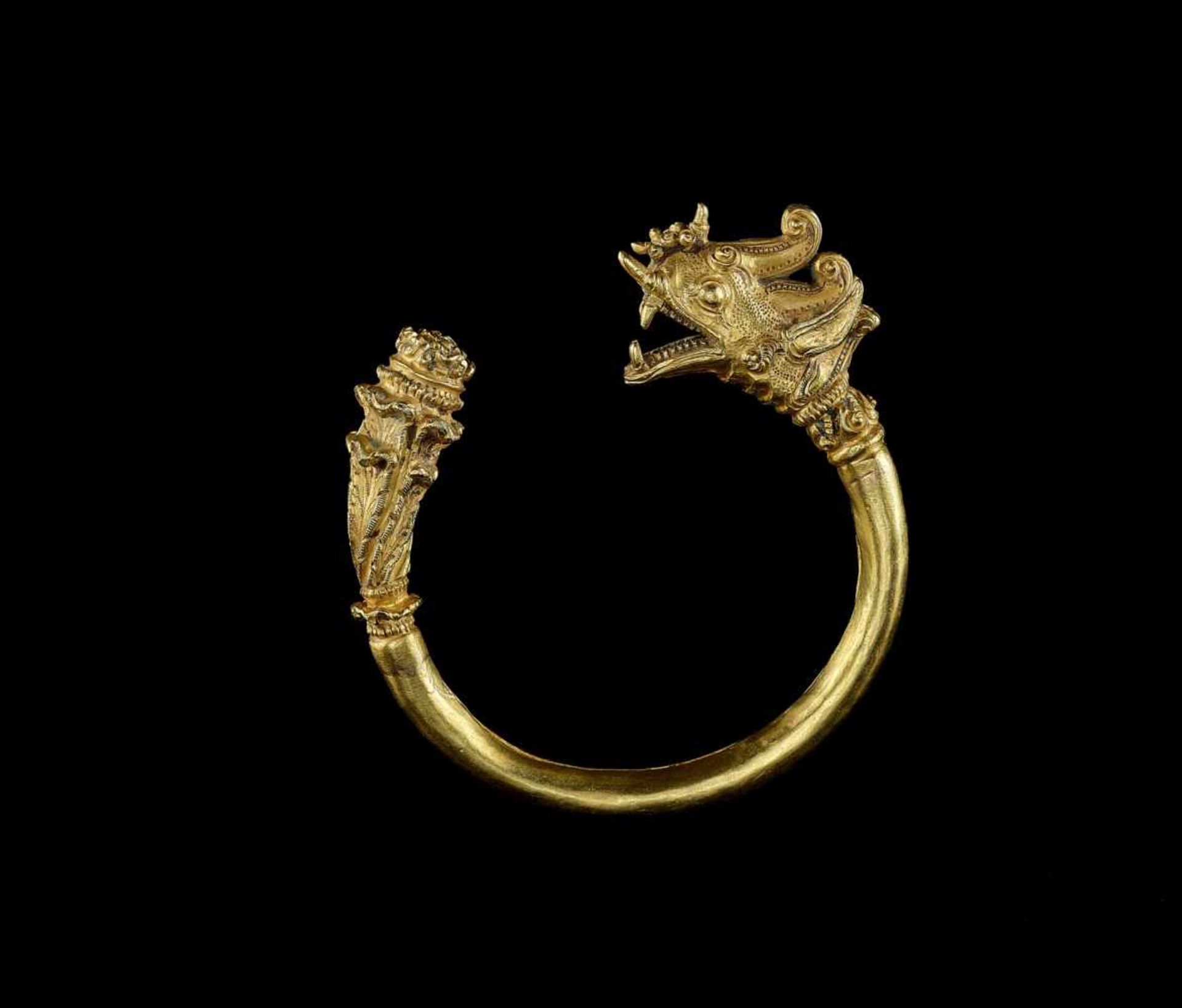 AN IMPRESSIVE MANDALAY GOLD BANGLE WITH A DRAGON AND A LOTUS FLOWER Myanmar, 20th century. The lower - Bild 2 aus 5