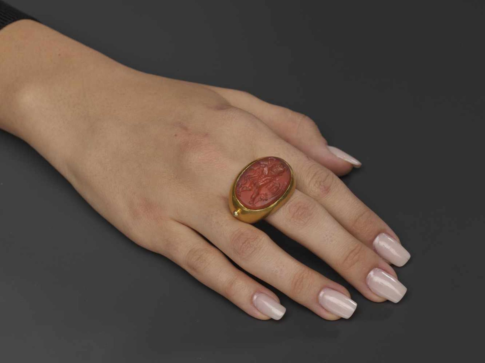 A MASSIVE CHAM GOLD RING WITH A LARGE RED CARNELIAN INTAGLIO Champa, c. 9th – 10th century. The - Bild 6 aus 7