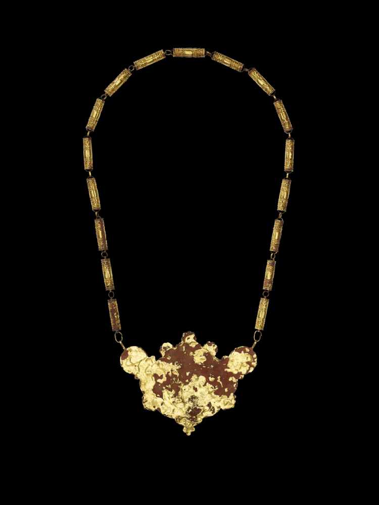 A CHAM REPOUSSÉ GOLD NECKLACE WITH A PECTORAL DEPICTING UMA Central Cham kingdom, classical - Image 4 of 5