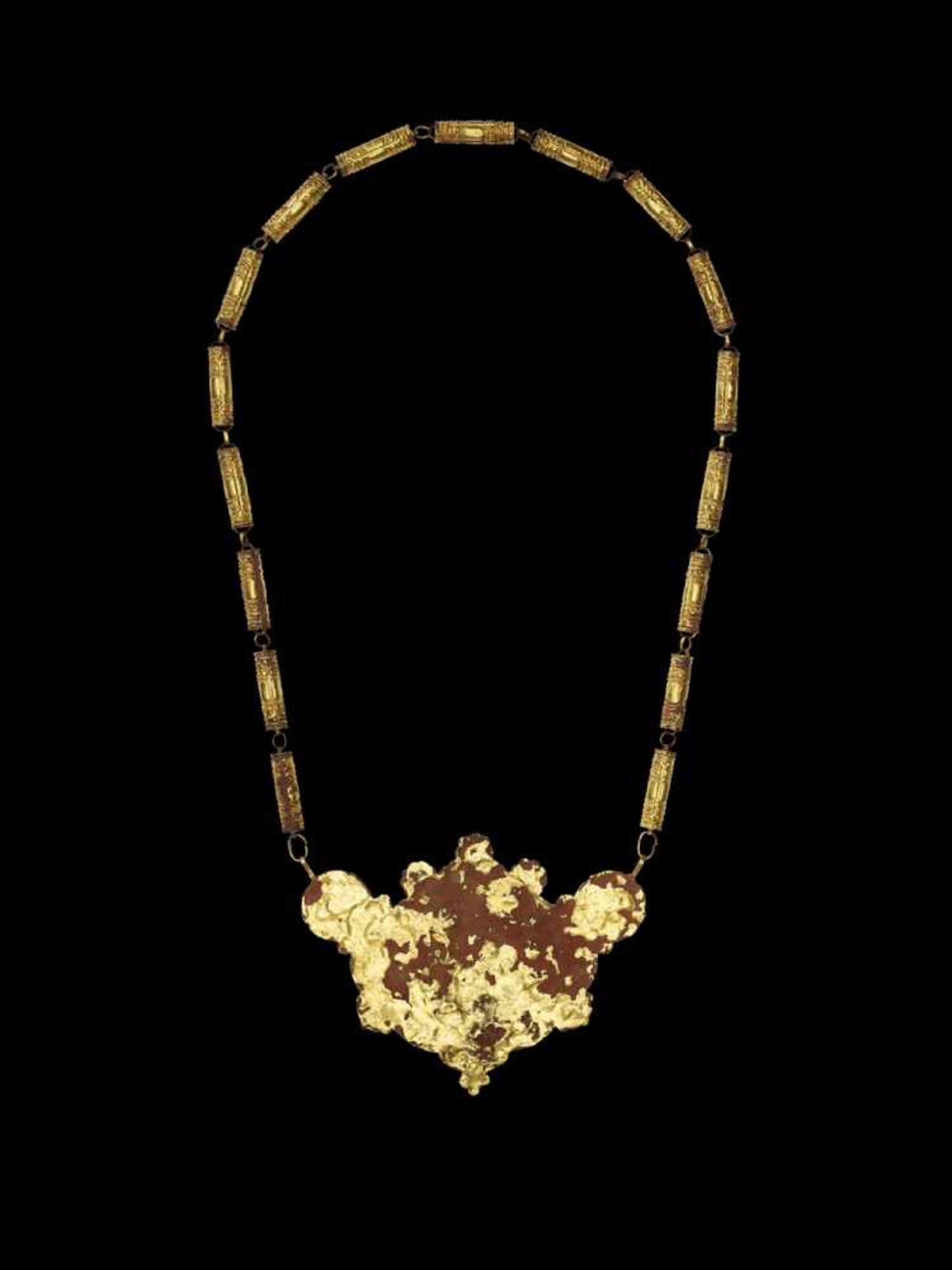 A CHAM REPOUSSÉ GOLD NECKLACE WITH A PECTORAL DEPICTING UMA Central Cham kingdom, classical - Bild 4 aus 5