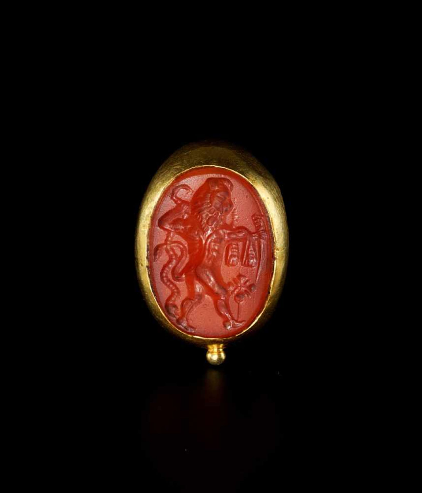 A MASSIVE CHAM GOLD RING WITH A LARGE RED CARNELIAN INTAGLIO Champa, c. 9th – 10th century. The - Bild 3 aus 7