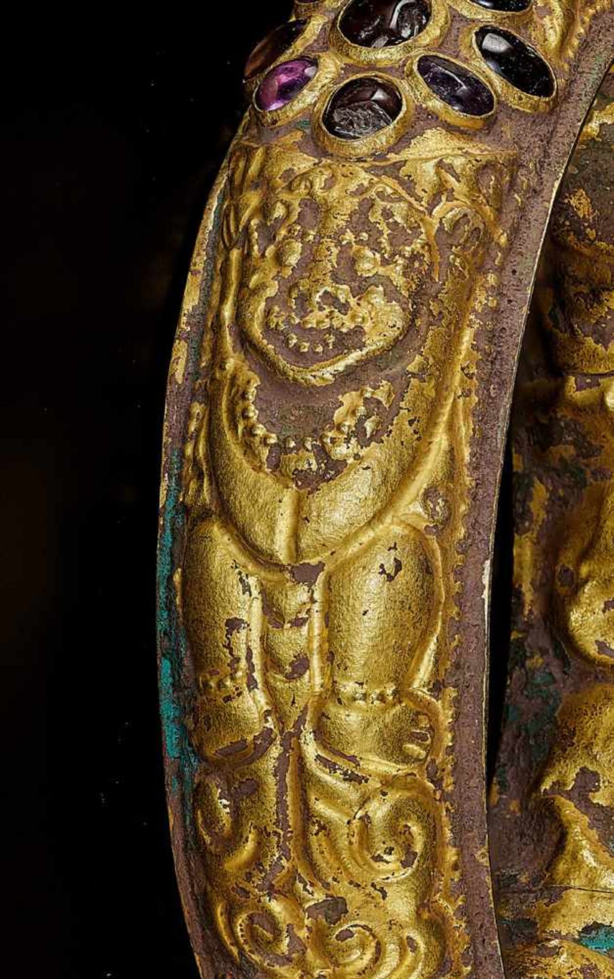 A CHAM REPOUSSÉ GOLD BRACELET WITH A GEMSTONE FLOWER AND GUARDIAN LIONS Champa, classical period, - Image 2 of 4