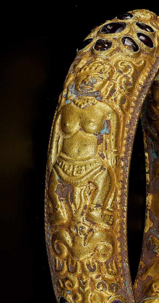 A CHAM REPOUSSÉ GOLD BRACELET WITH GEMSTONE FLOWERS AND HINDU GODDESSES Champa, classical period, - Image 2 of 6