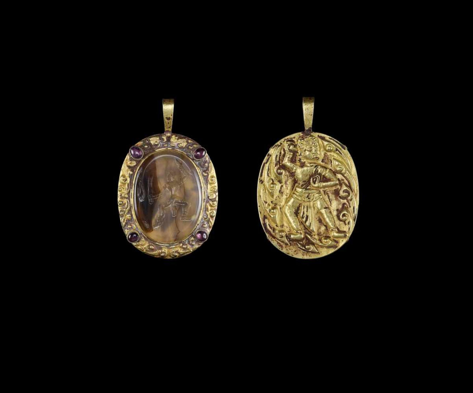 A CHAM GOLD PENDANT WITH STONE INTAGLIO DEPICTING SHIVA Central Cham kingdom, early classical