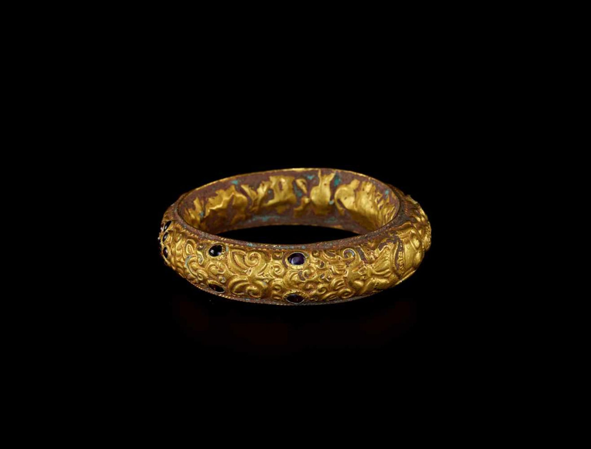 A CHAM REPOUSSÉ GOLD BRACELET WITH GEMSTONE FLOWERS AND HINDU GODDESSES Champa, classical period, - Bild 3 aus 6