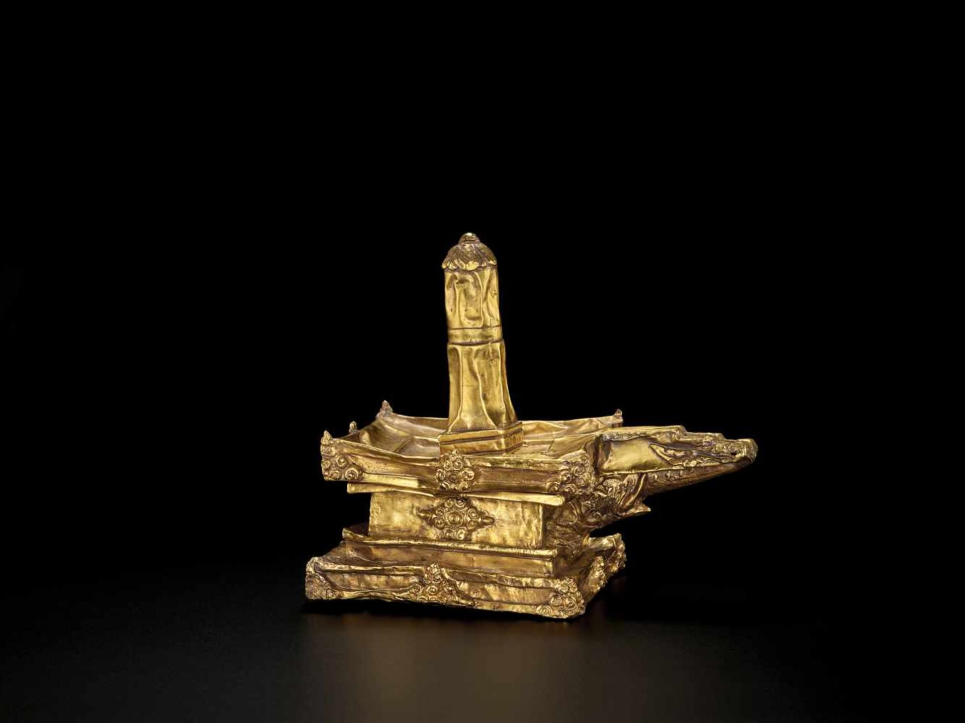 AN UNUSUAL CHAM REPOUSSÉ GOLD MINIATURE LINGAM WITH ELEPHANT SPOUT Champa, 10th – 12th century. A - Bild 6 aus 9
