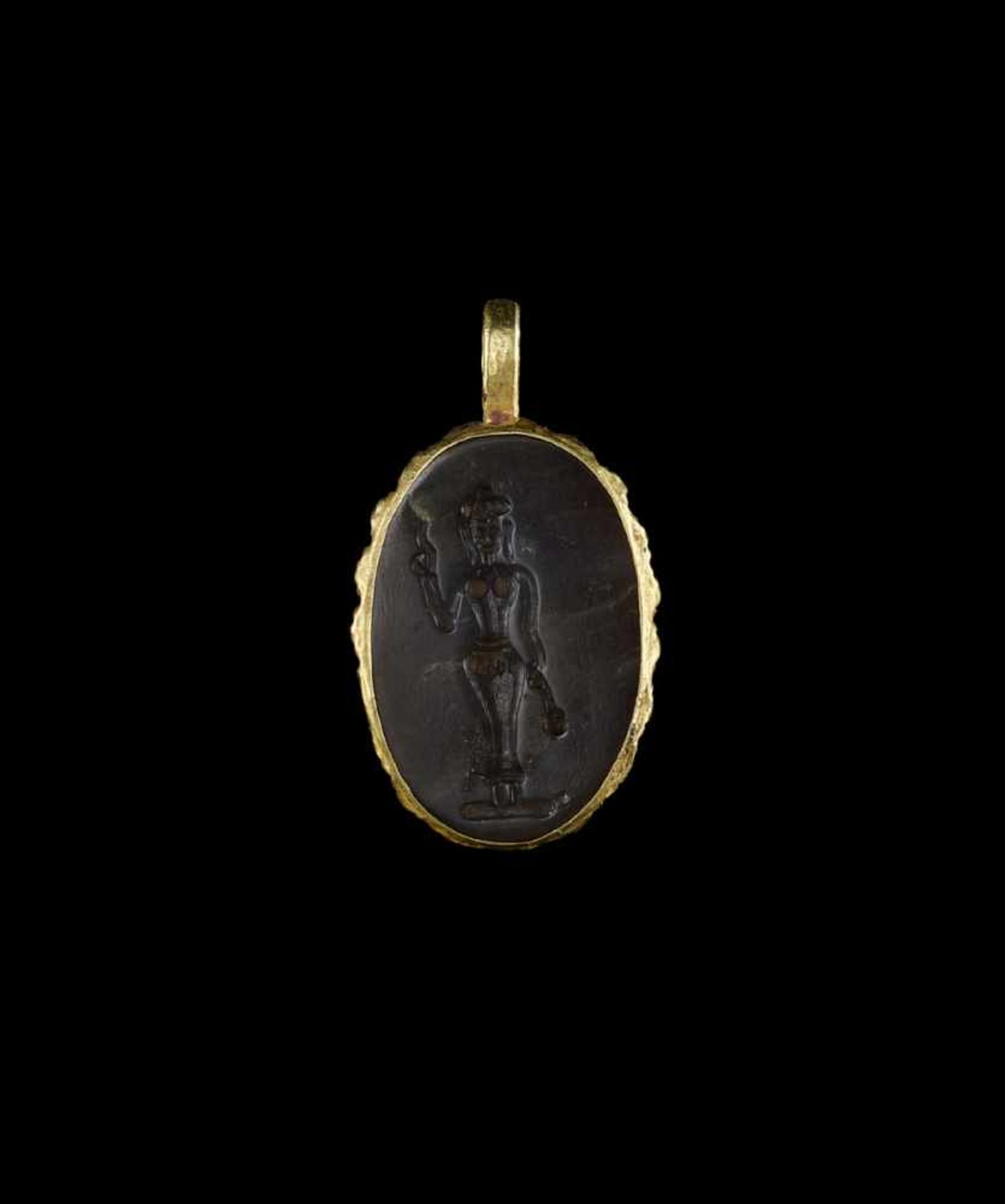 A CHAM GOLD PENDANT WITH STONE INTAGLIO DEPICTING SHIVA AND A HINDU DEITY Champa, early classical - Image 4 of 6