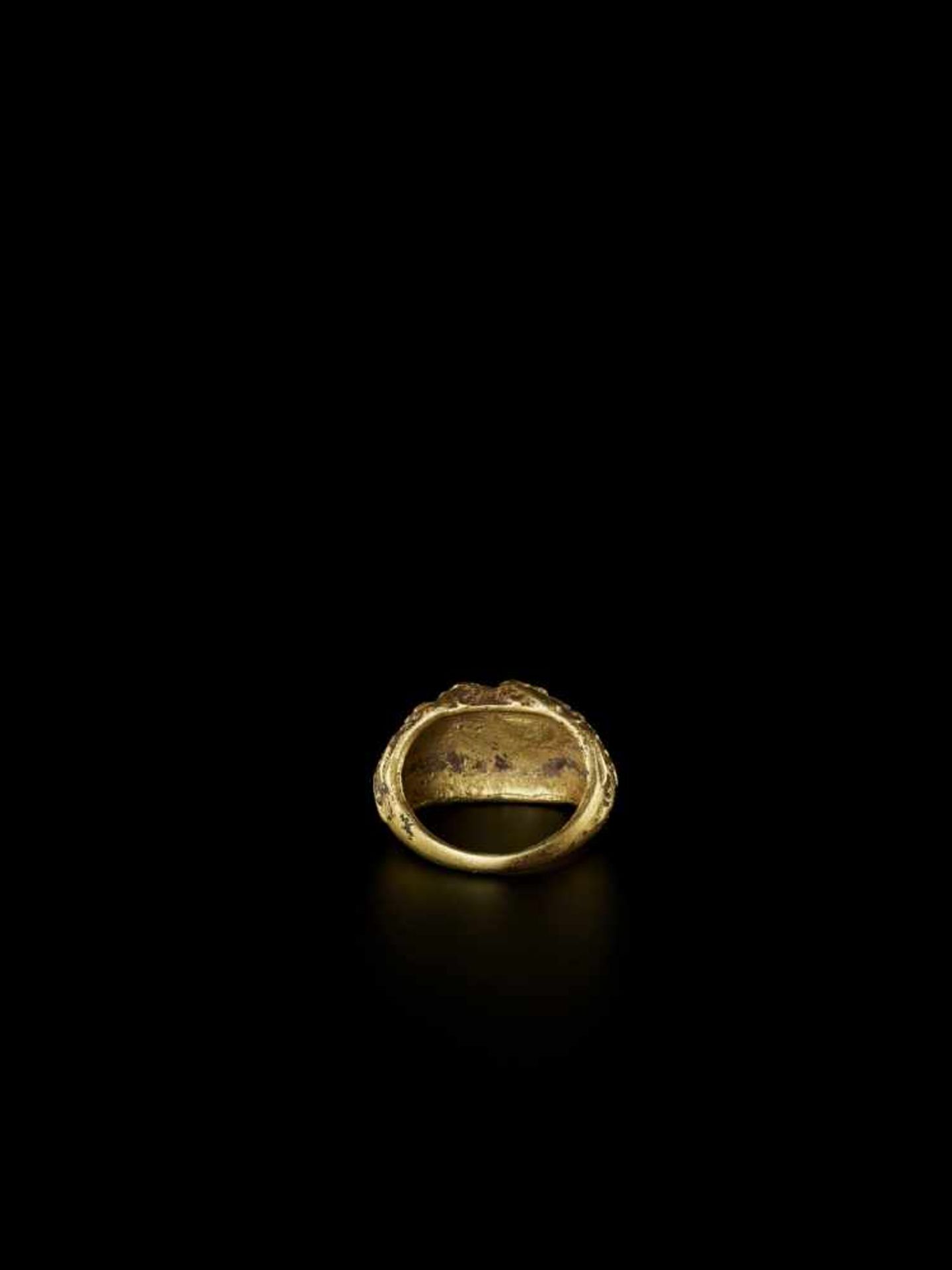 A MASSIVE GOLD RING DEPICTING KALA South Vietnam, 20th century. The top of the ring shows two - Bild 3 aus 5