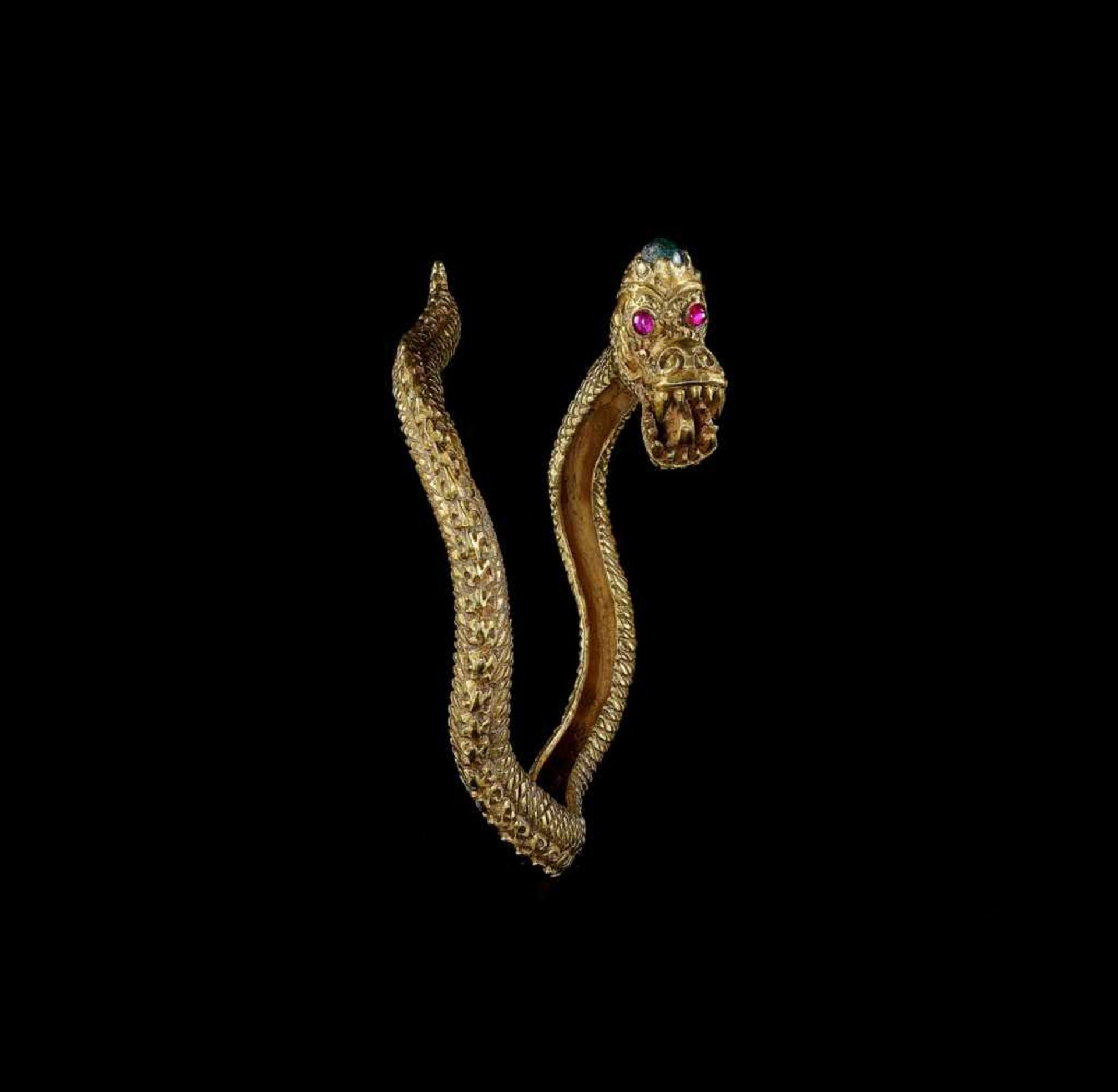 A GOLD DRAGON BANGLE WITH RUBY EYES AND A GREEN GEMSTONE Malaysia, c. 18th – 19th century. An - Bild 2 aus 6