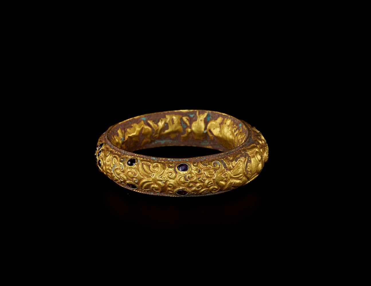 A CHAM REPOUSSÉ GOLD BRACELET WITH GEMSTONE FLOWERS AND HINDU GODDESSES Champa, classical period, - Image 4 of 6