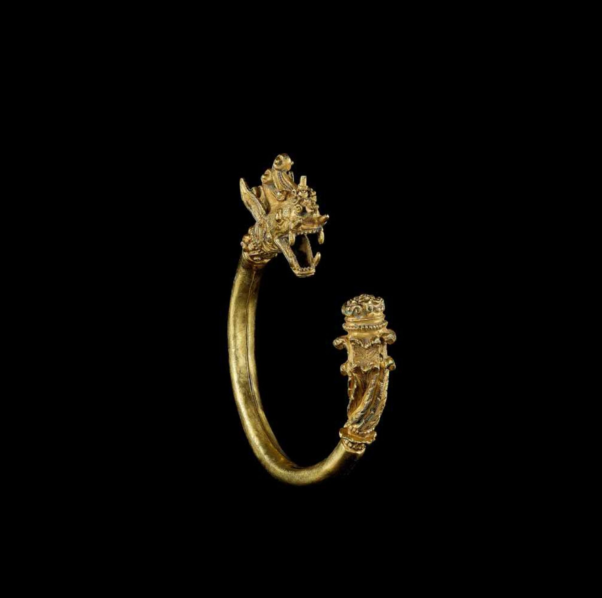 AN IMPRESSIVE MANDALAY GOLD BANGLE WITH A DRAGON AND A LOTUS FLOWER Myanmar, 20th century. The lower - Image 4 of 5