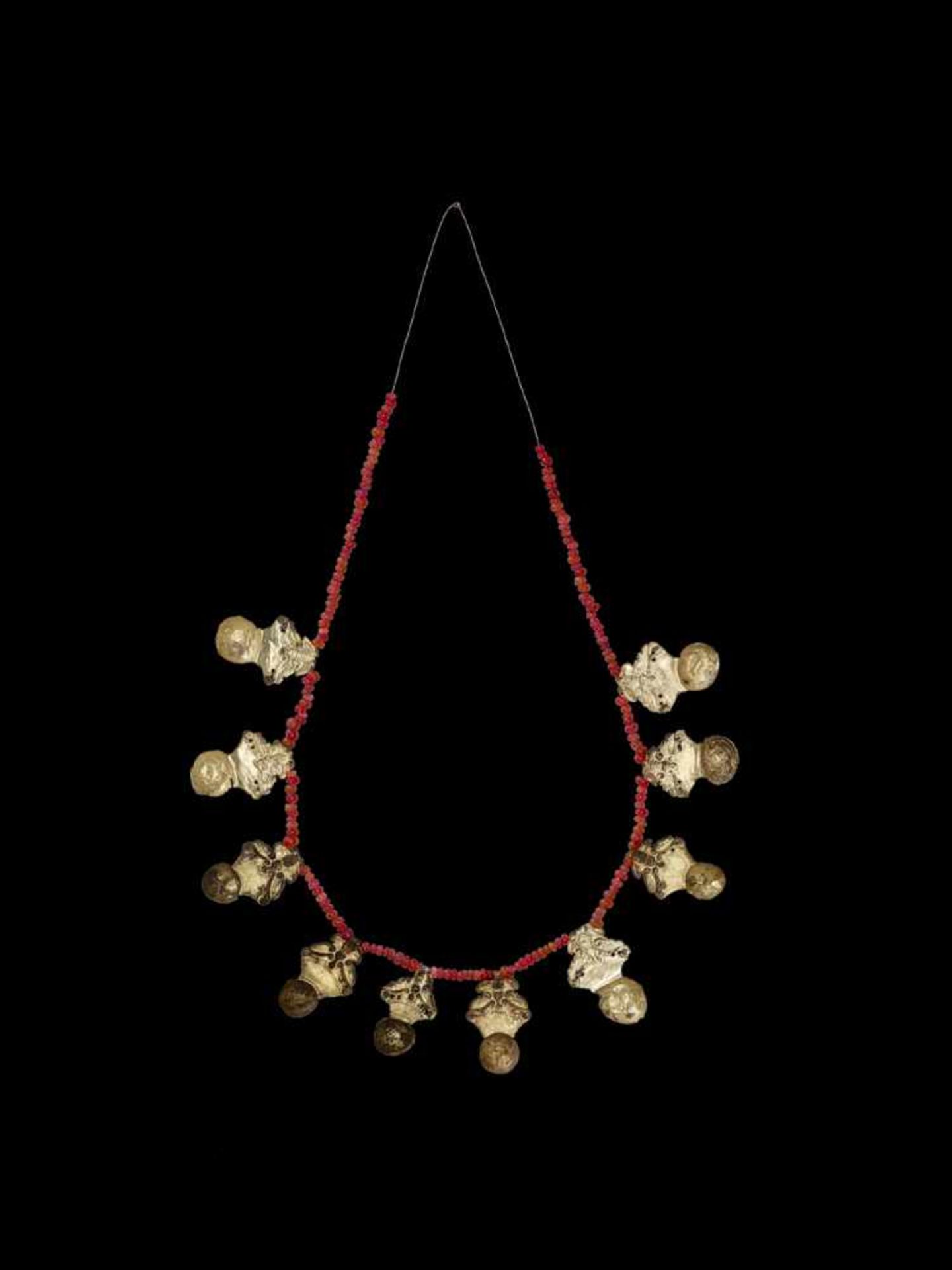 A NECKLACE WITH GOLD BUTTERFLY ORNAMENTS AND RED GLASS BEADS Northern Vietnam, first half of the - Bild 3 aus 3