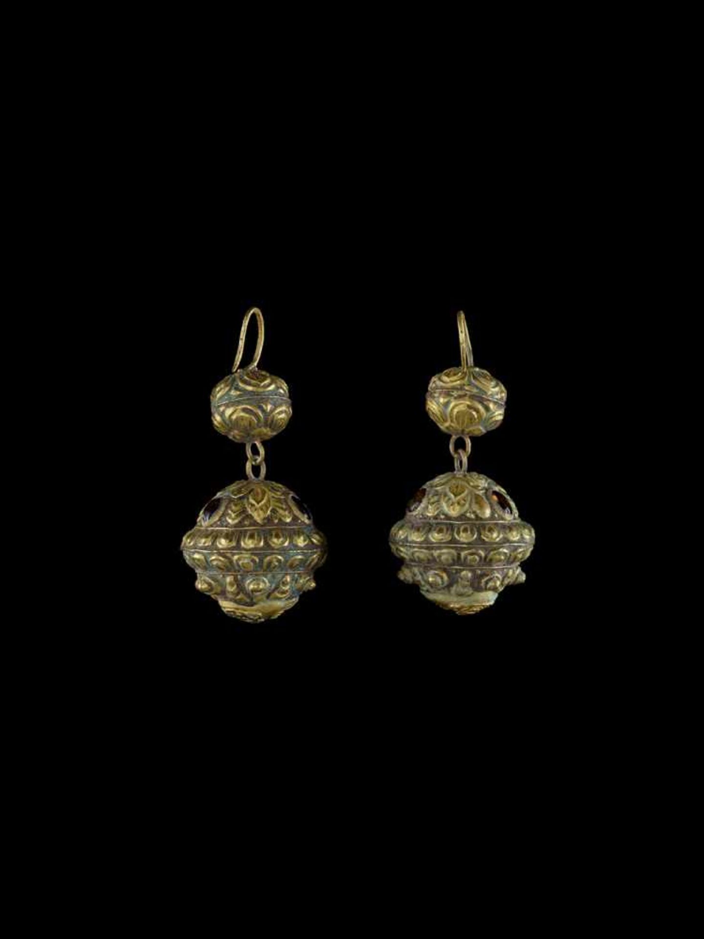 A PAIR OF BALL-SHAPED CHAM REPOUSSÉ GOLD EAR ORNAMENTS WITH LION HEADS Champa, classical period, - Image 2 of 4