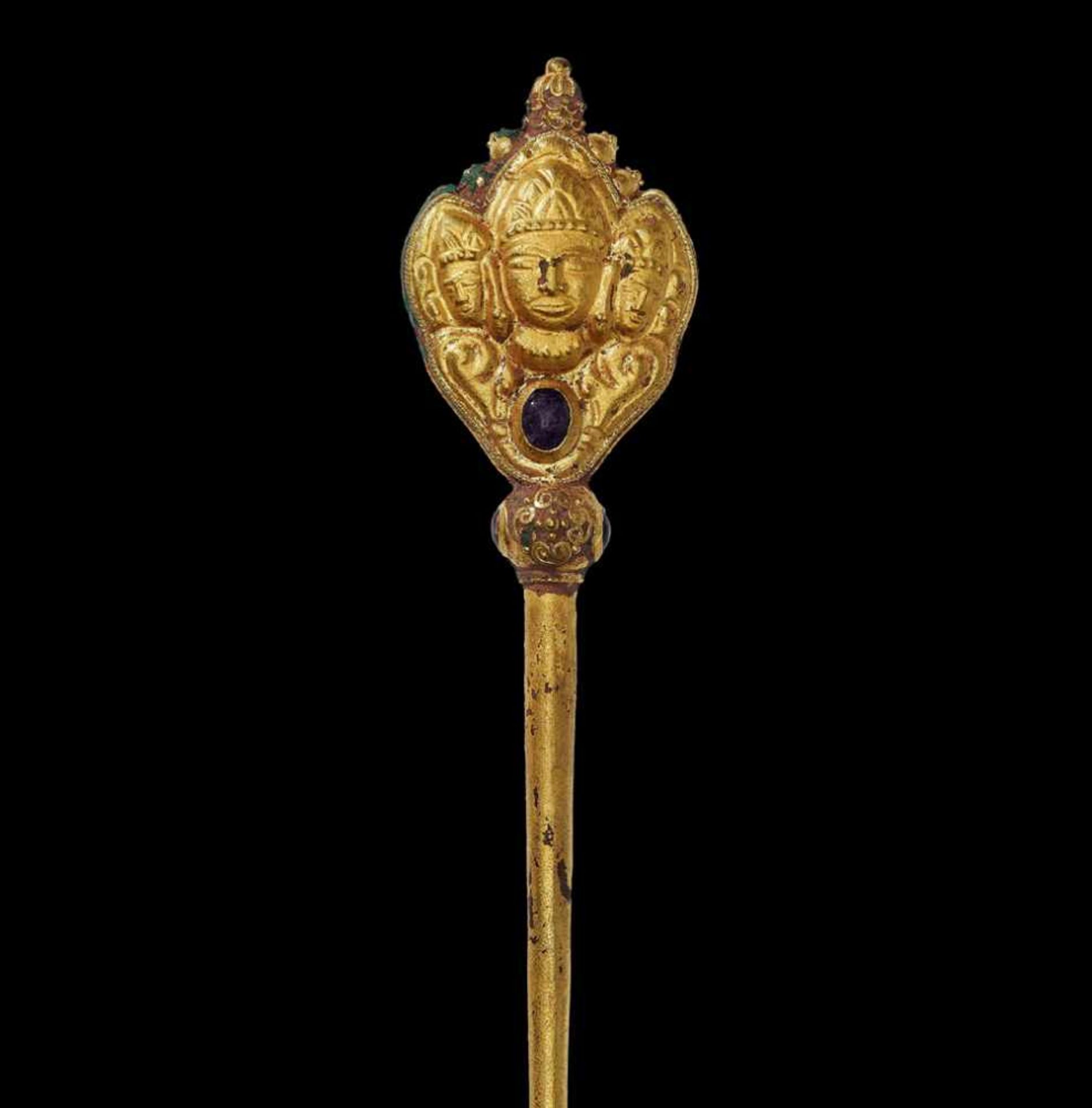 A CHAM REPOUSSÉ GOLD HAIRPIN WITH BRAHMA Central Cham kingdom, classical period, 10th – 12th - Bild 3 aus 5