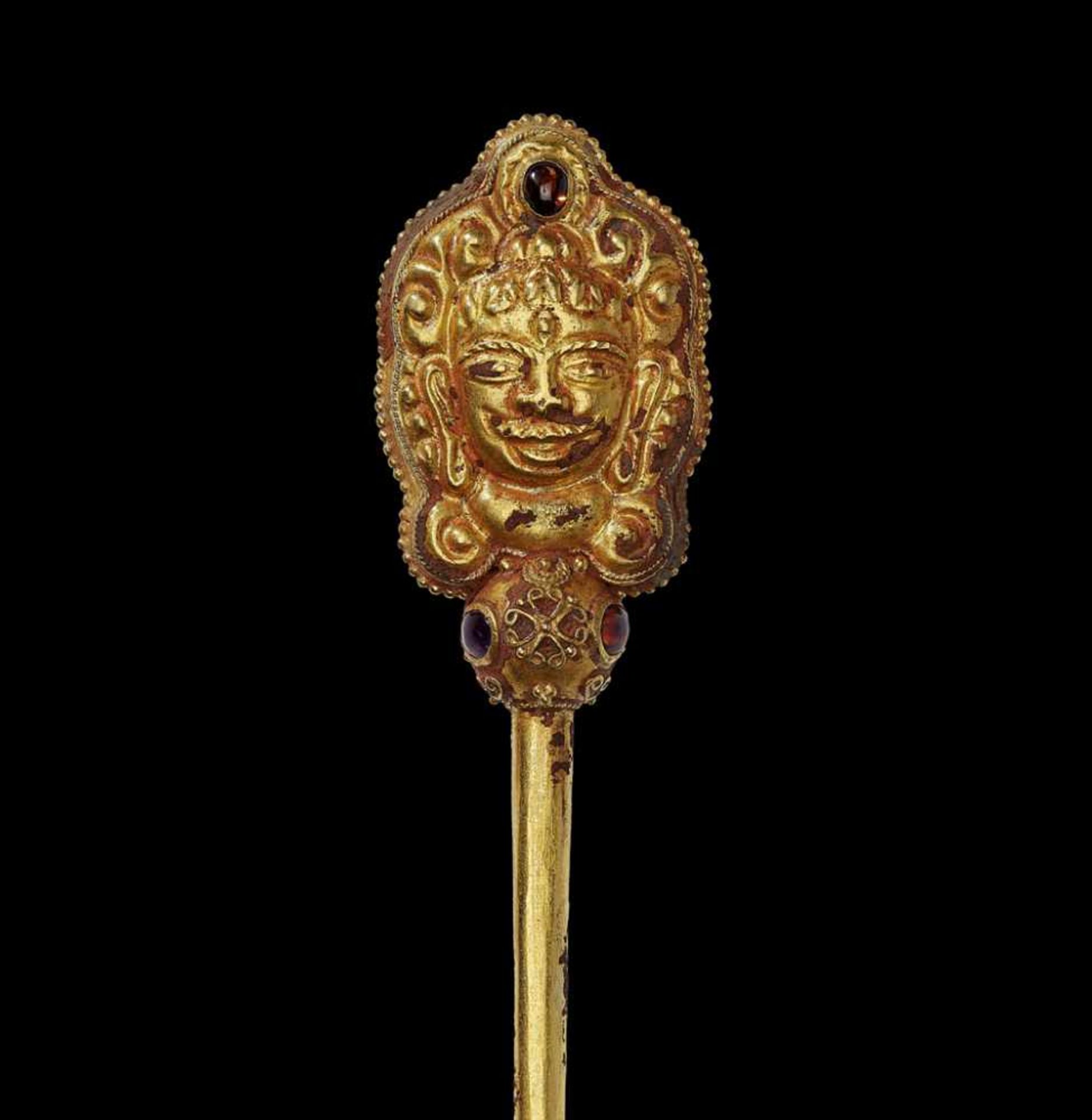 A CHAM GOLD HAIRPIN WITH THE HEAD OF SHIVA AND GEMSTONES Central Cham kingdom, most probably Vijaya, - Bild 4 aus 4