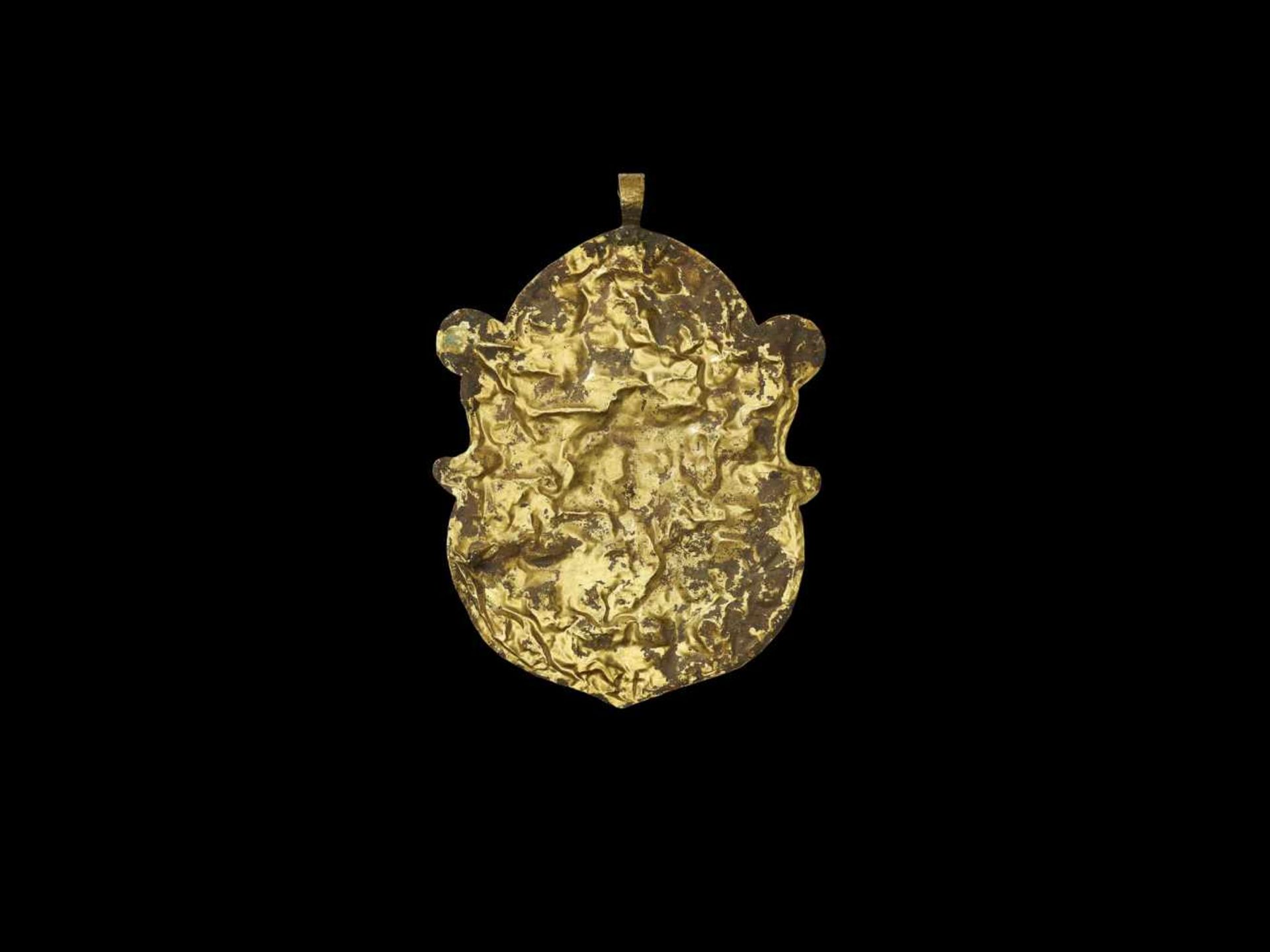 A CHAM REPOUSSÉ GOLD PECTORAL DEPICTING A DANCING HINDU GODDESS Central Cham kingdom, probably of - Image 3 of 5