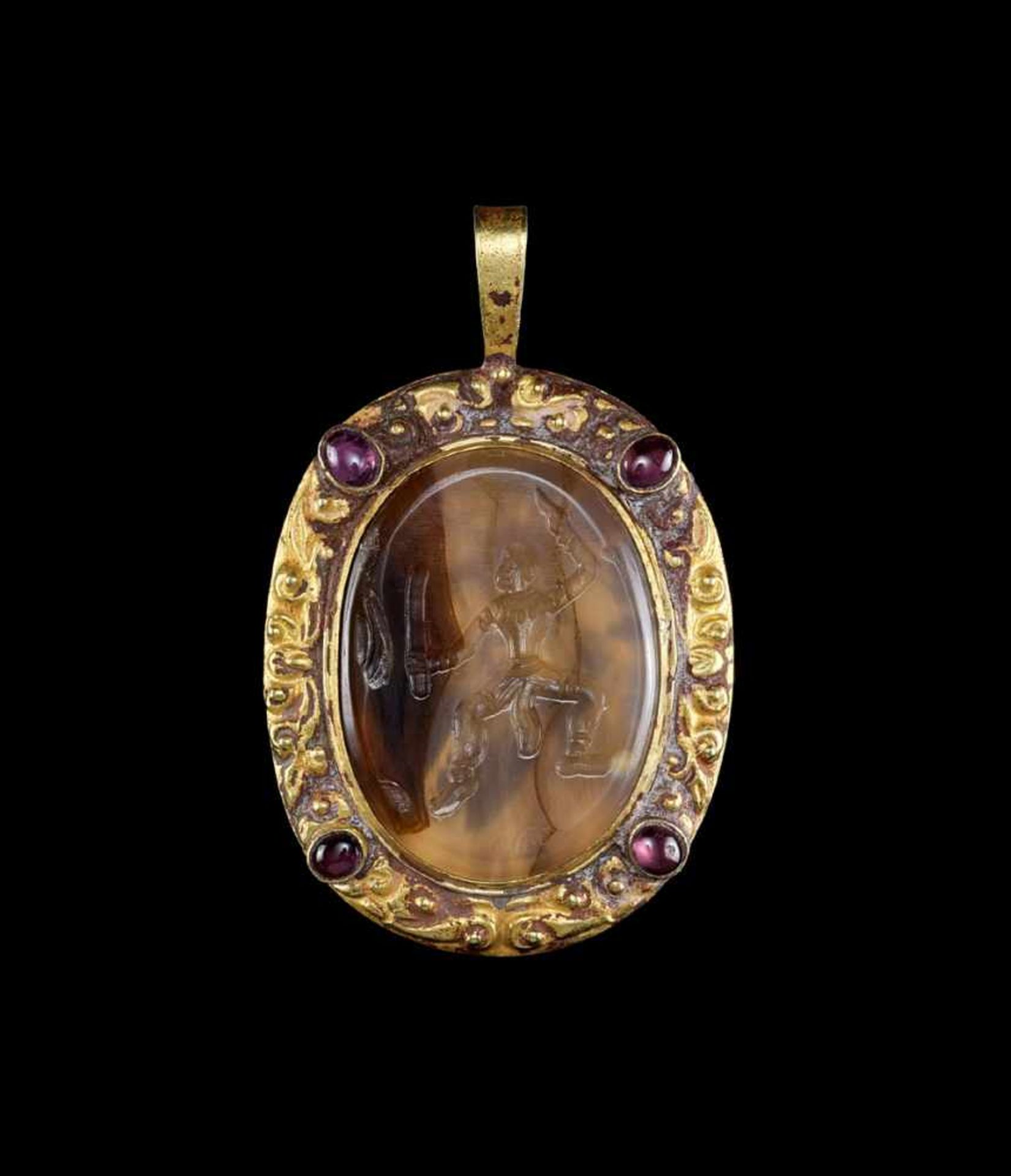 A CHAM GOLD PENDANT WITH STONE INTAGLIO DEPICTING SHIVA Central Cham kingdom, early classical - Image 3 of 5