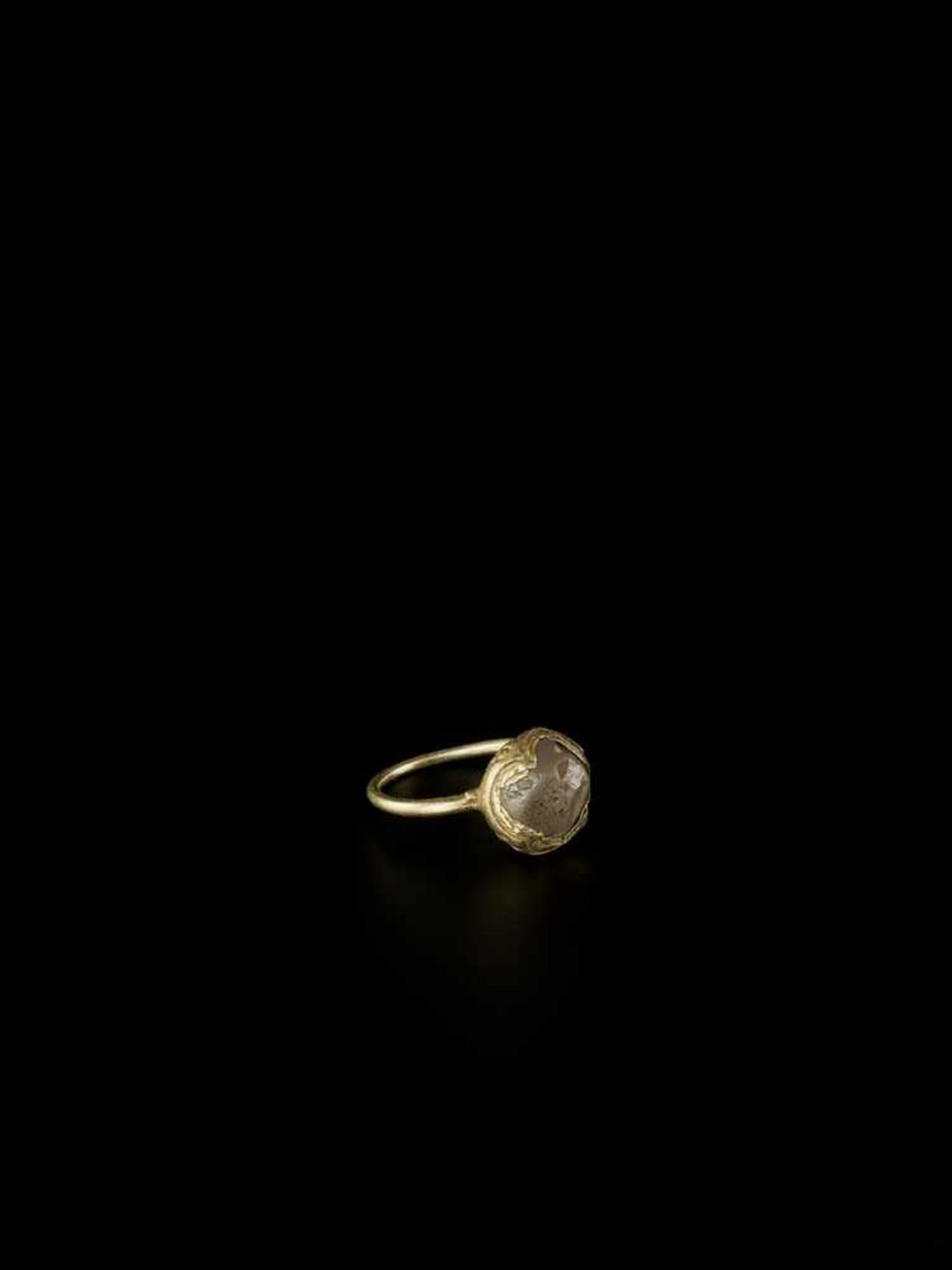 A CHAM GOLD RING WITH A QUARTZ CRYSTAL Champa, c. 10th – 12th century. The delicate gold ring set