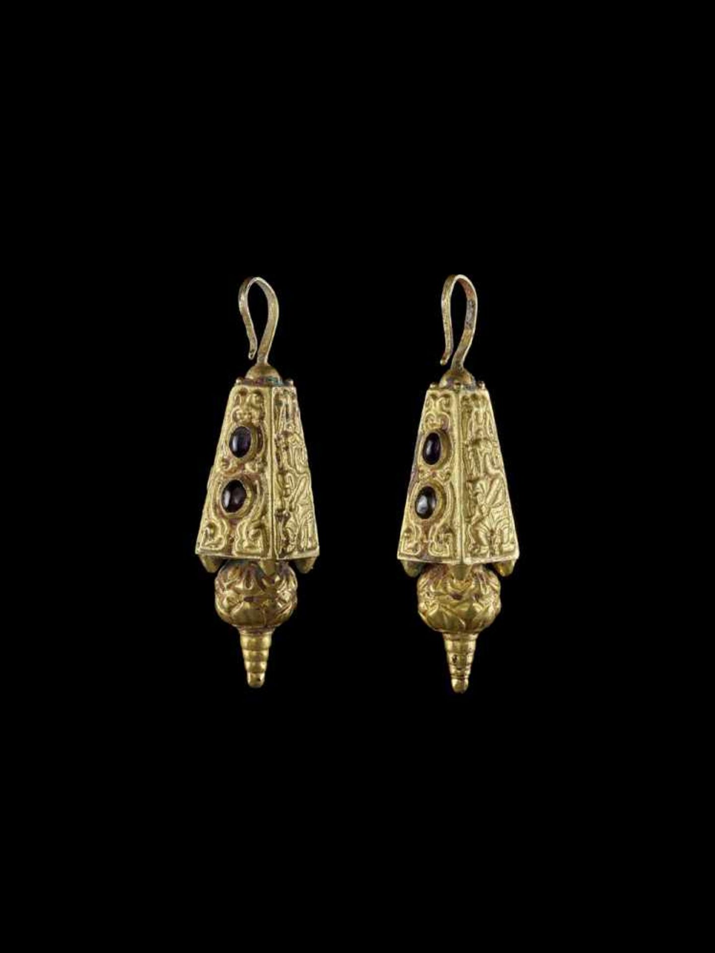 A PAIR OF CHAM REPOUSSÉ GOLD EAR ORNAMENTS WITH GANESHA DANCING Champa, c. 10th – 12th century. - Bild 2 aus 3