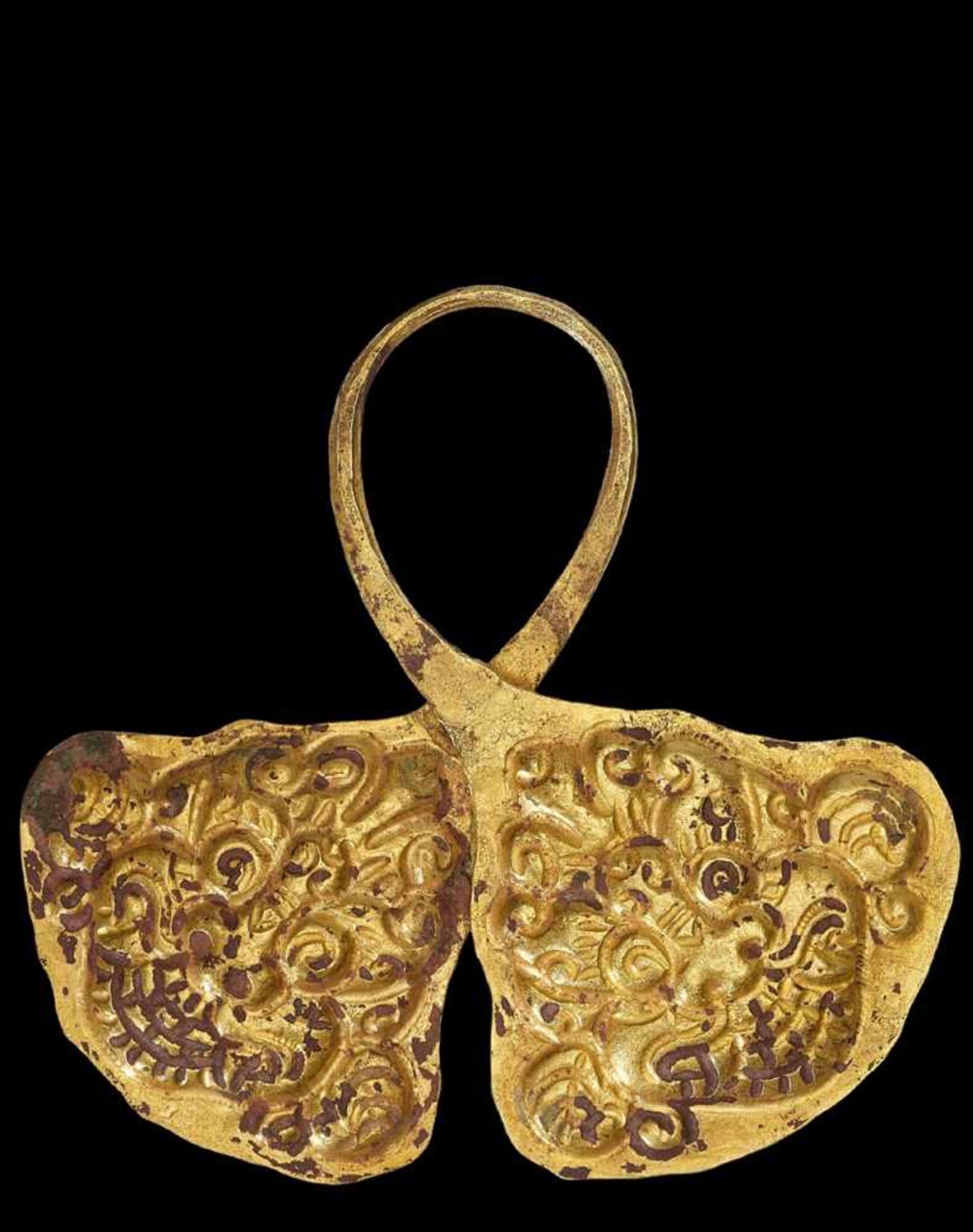 A PAIR OF CHAM REPOUSSÉ GOLD CROWN ORNAMENTS WITH GUARDIAN LIONS Champa, c. 8th – 9th century. The - Bild 2 aus 3