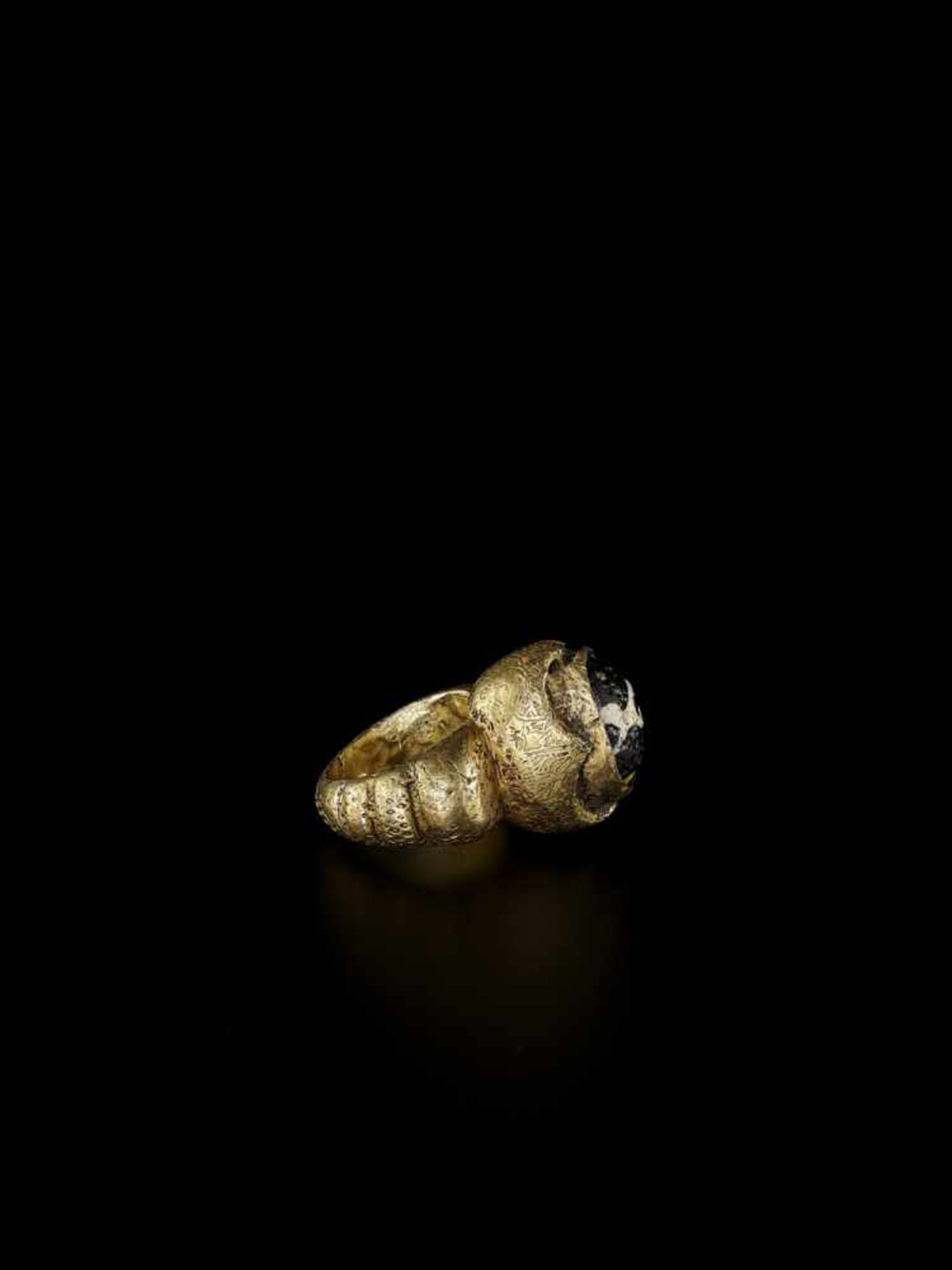 A LARGE AND MASSIVE CHAM GOLD RING Champa, c. 9th – 10th century. The massive gold ring with side - Bild 5 aus 5