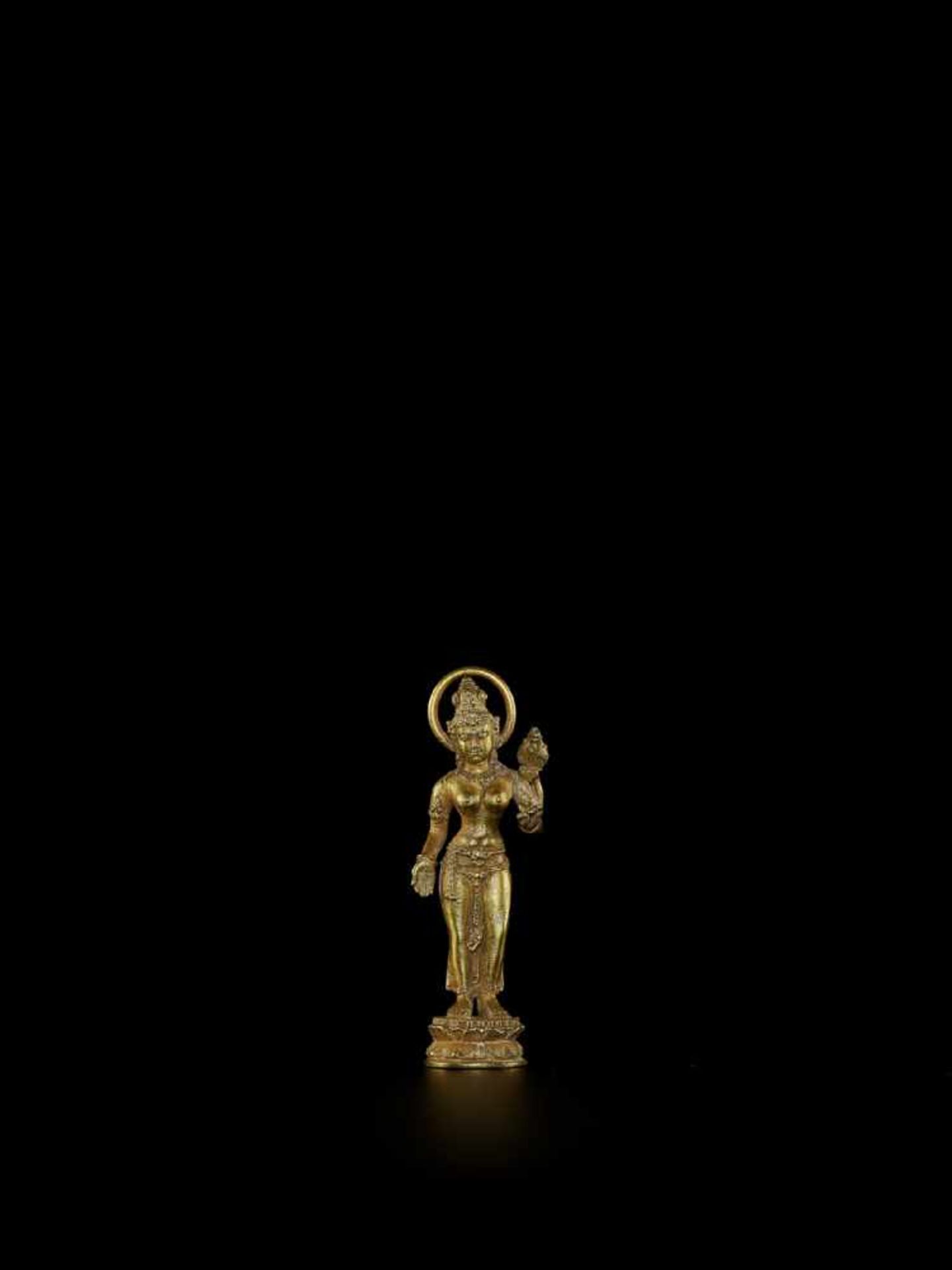 A JAVANESE GOLD FIGURE OF UMA Java, Indonesia, 20th century. The gold-cast figure of the non-Vedic - Bild 2 aus 5