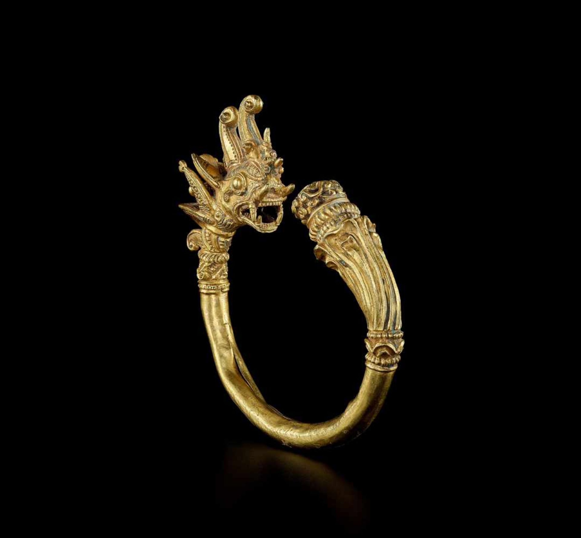 A MANDALAY GOLD BANGLE WITH A DRAGON HEAD AND LOTUS FLOWER Myanmar, 20th century. The lower end of - Image 4 of 5