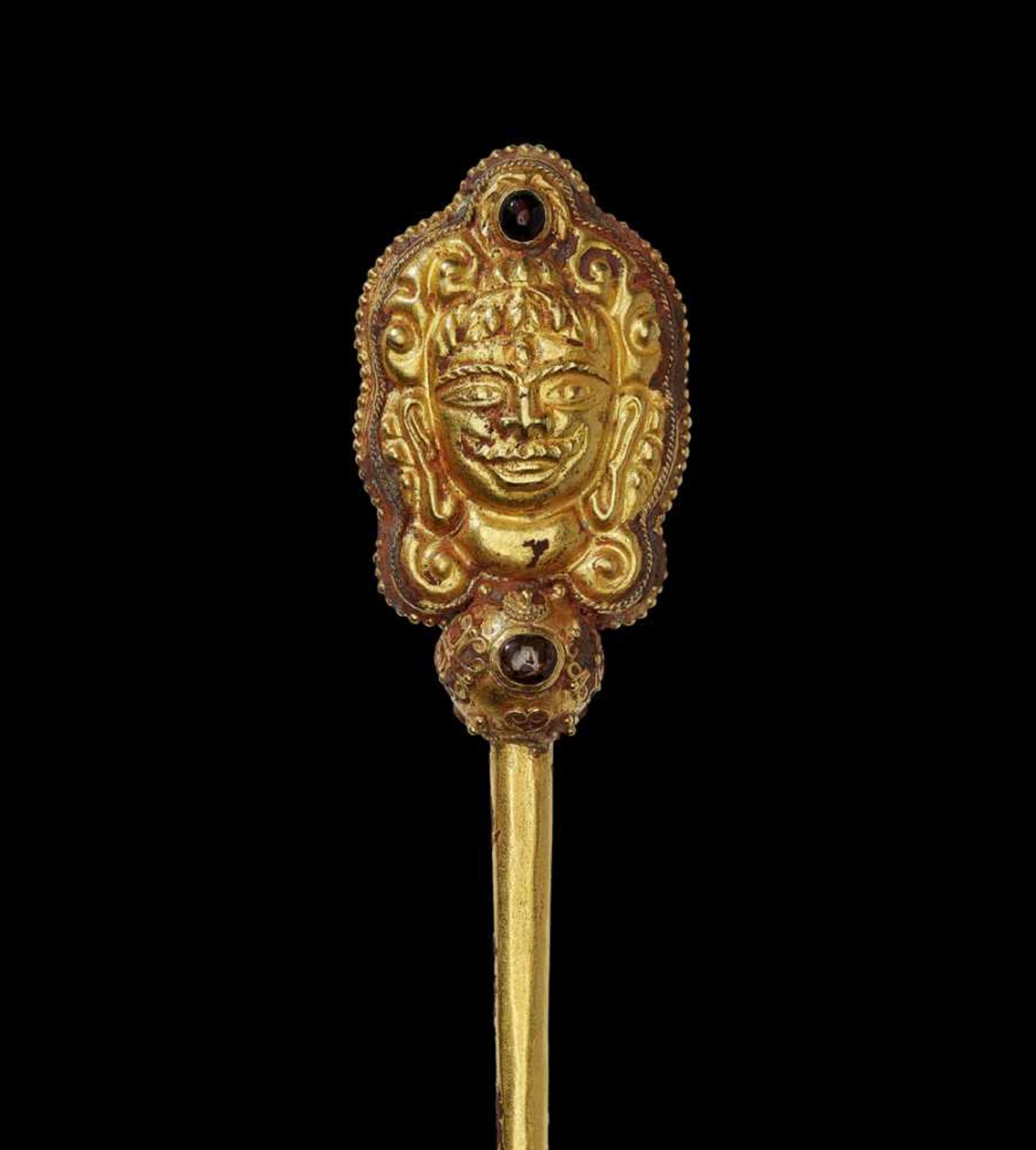A CHAM GOLD HAIRPIN WITH THE HEAD OF SHIVA AND GEMSTONES Central Cham kingdom, most probably Vijaya, - Bild 3 aus 4
