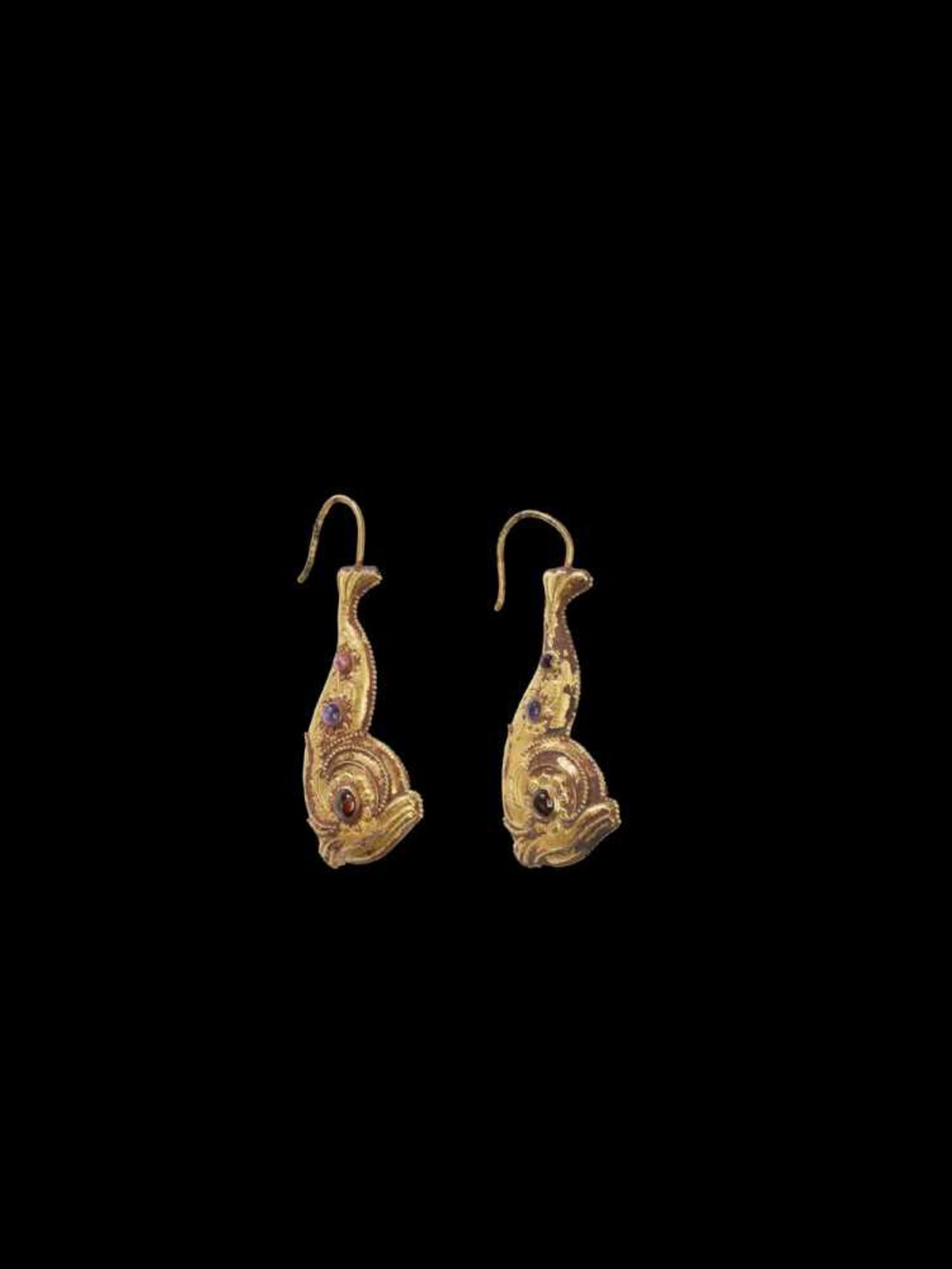 A PAIR OF CHAM REPOUSSÉ GOLD EAR ORNAMENTS Champa, c. 10th century. The earrings crafted in the form - Image 5 of 6
